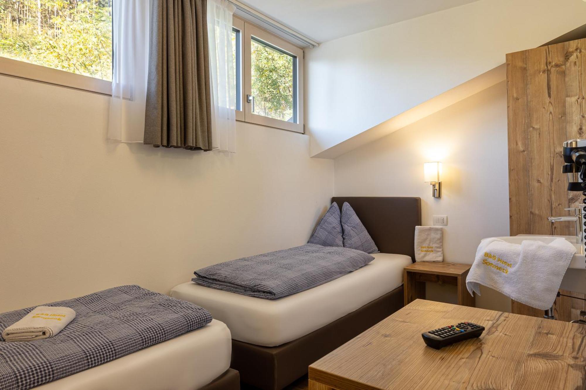 Kleines Zweibettzimmer