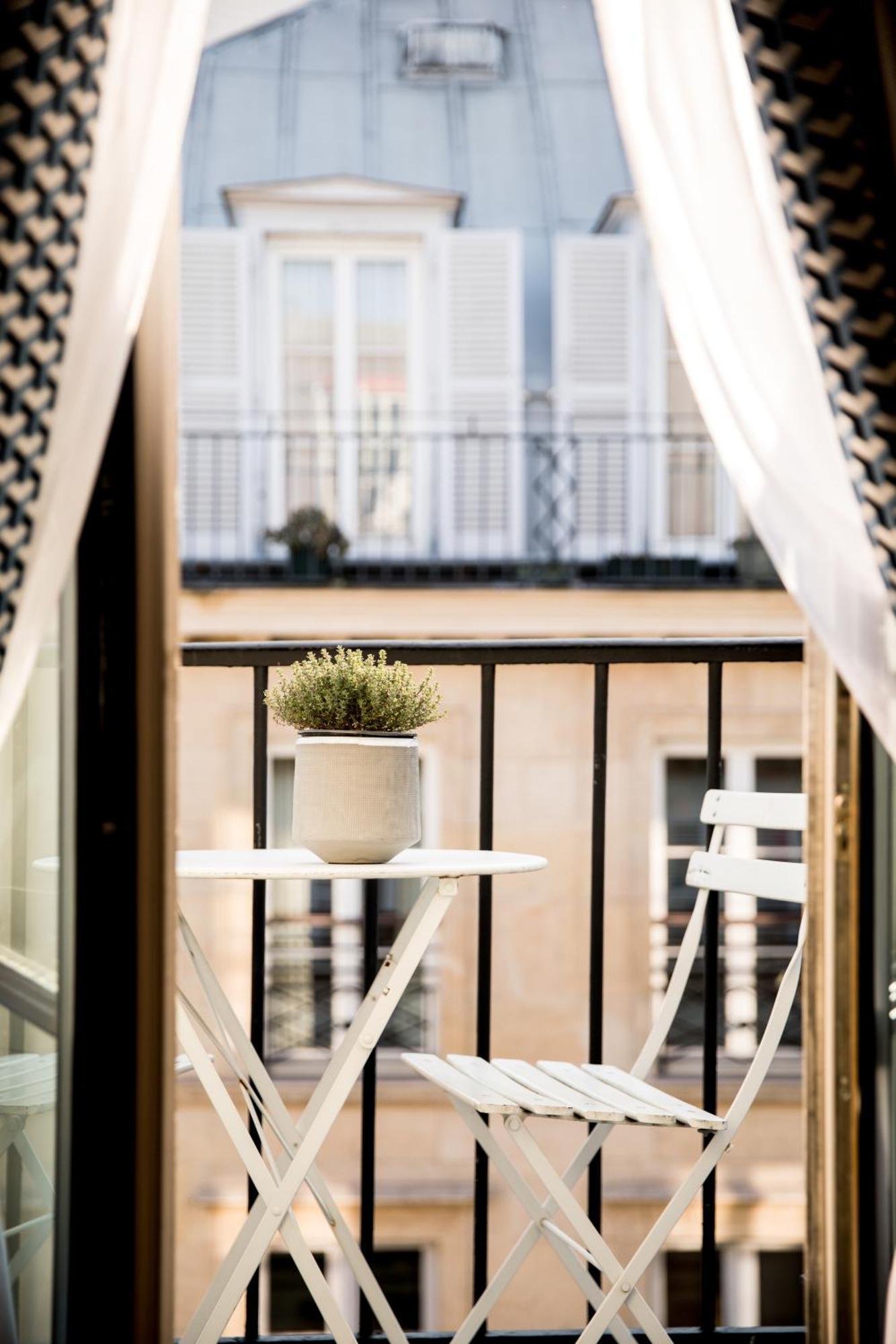 Zimmer mit Queensize-Bett, Balkon und Aussicht über die Dächer von Paris