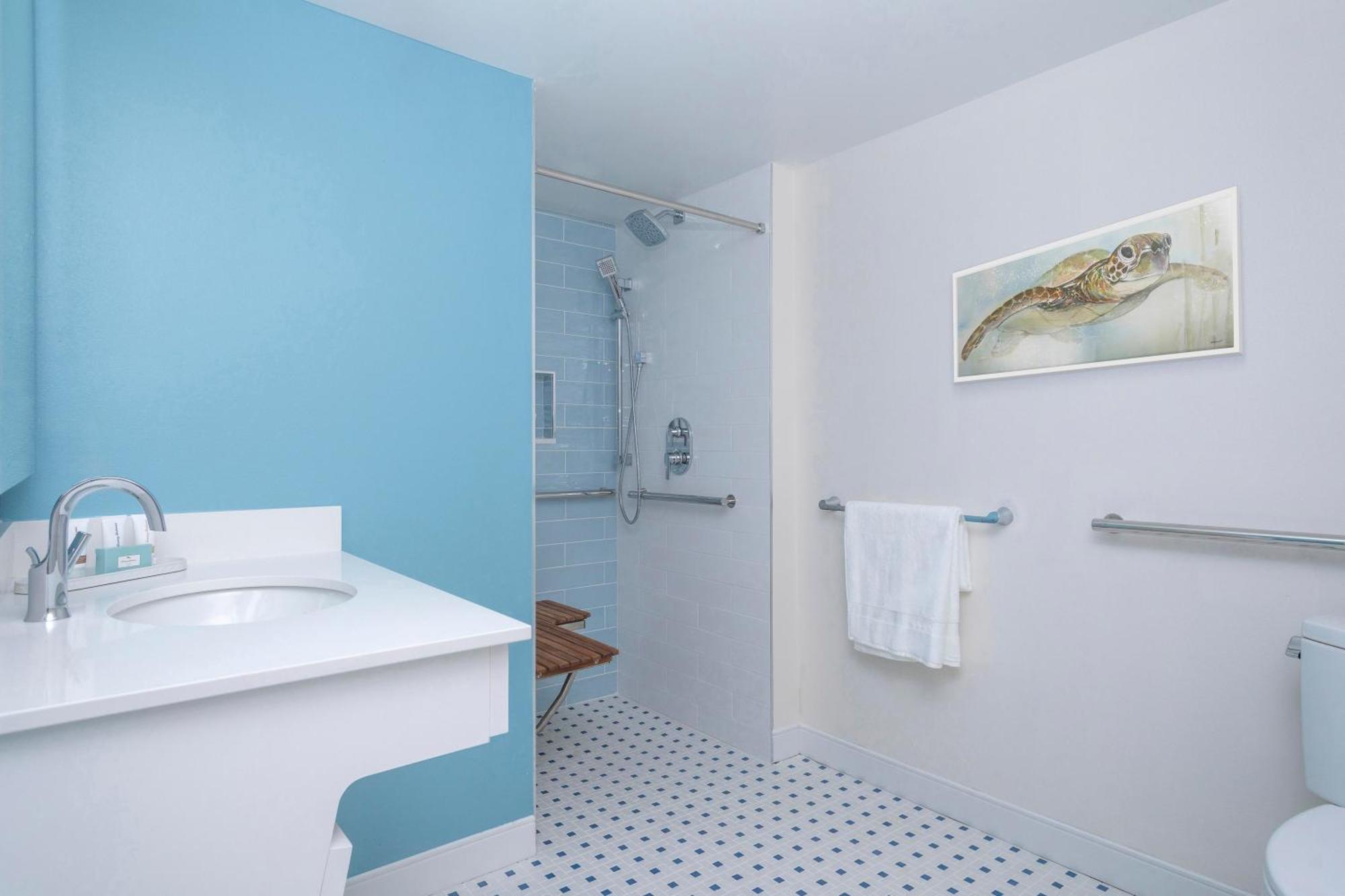 Zimmer mit Kingsize-Bett - barrierefrei mit rollstuhlgerechter Dusche