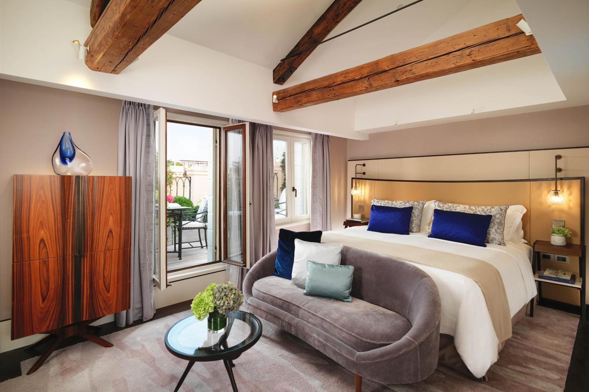 Zimmer mit Kingsize-Bett, Terrasse und Blick auf den Kanal
