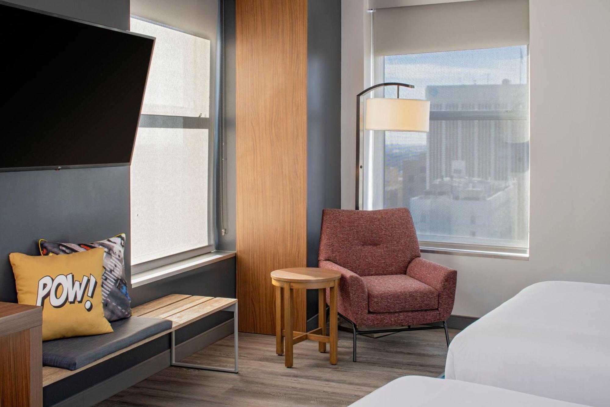 Guest room 1 King City view Corner room