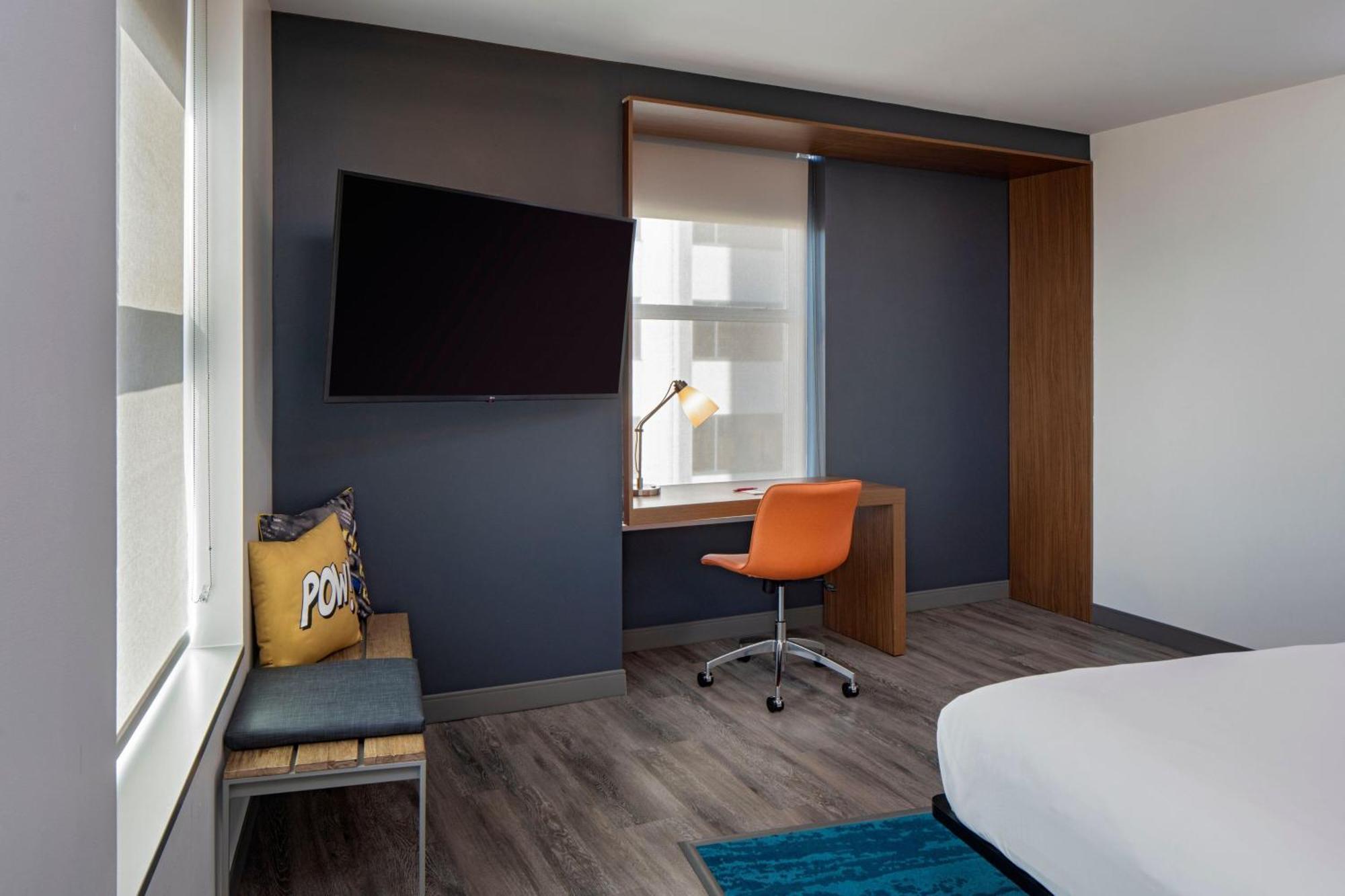 Guest room 1 King City view Corner room