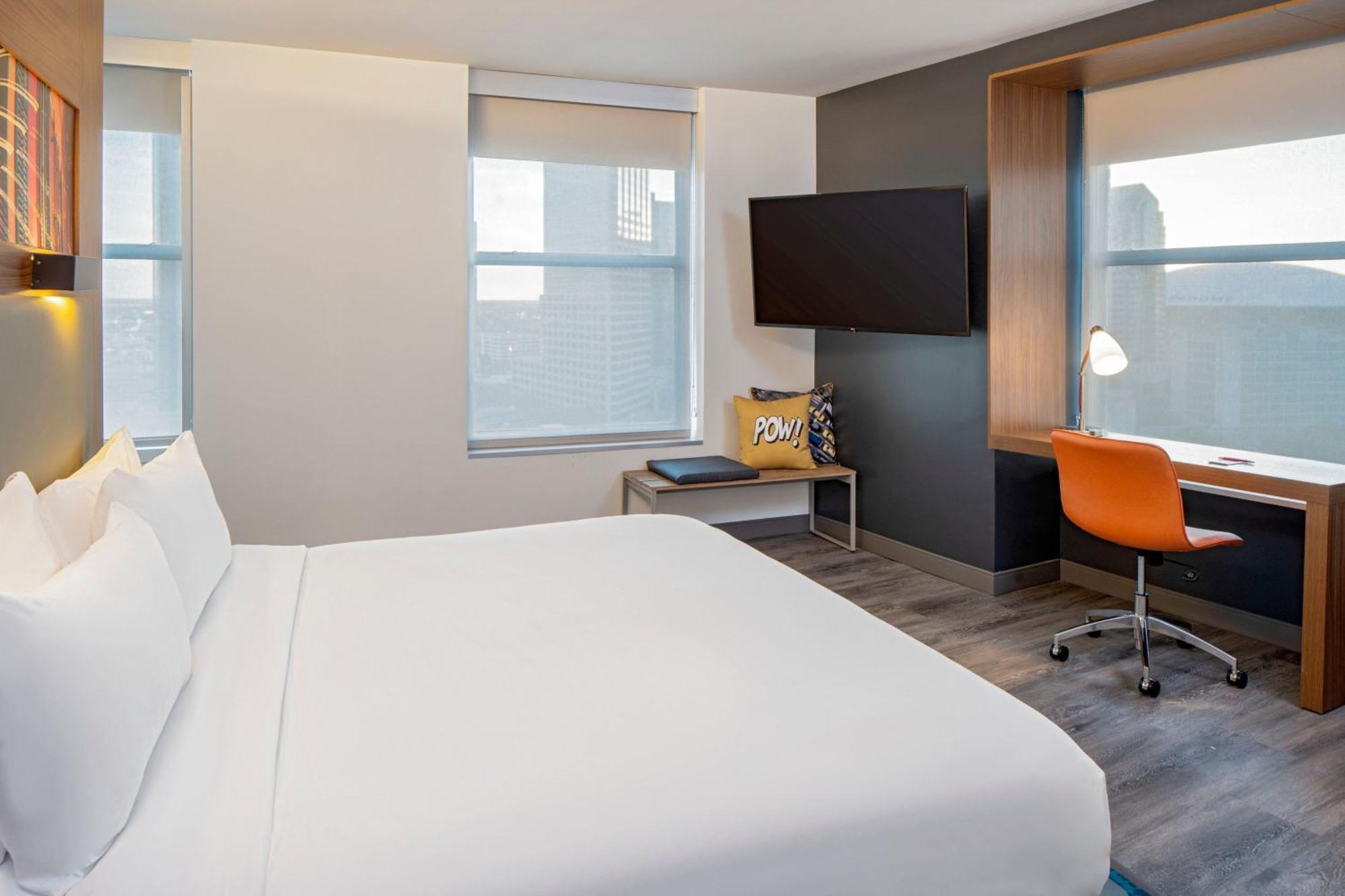 Guest room 1 King City view Corner room