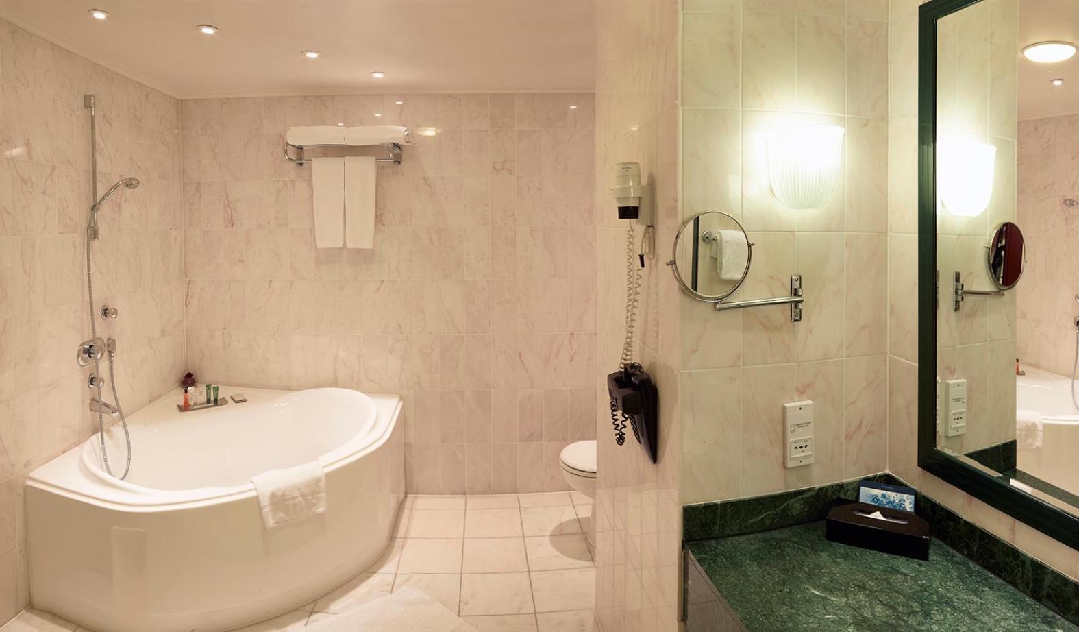 Ambassador Suite mit einem Kingsize-Bett