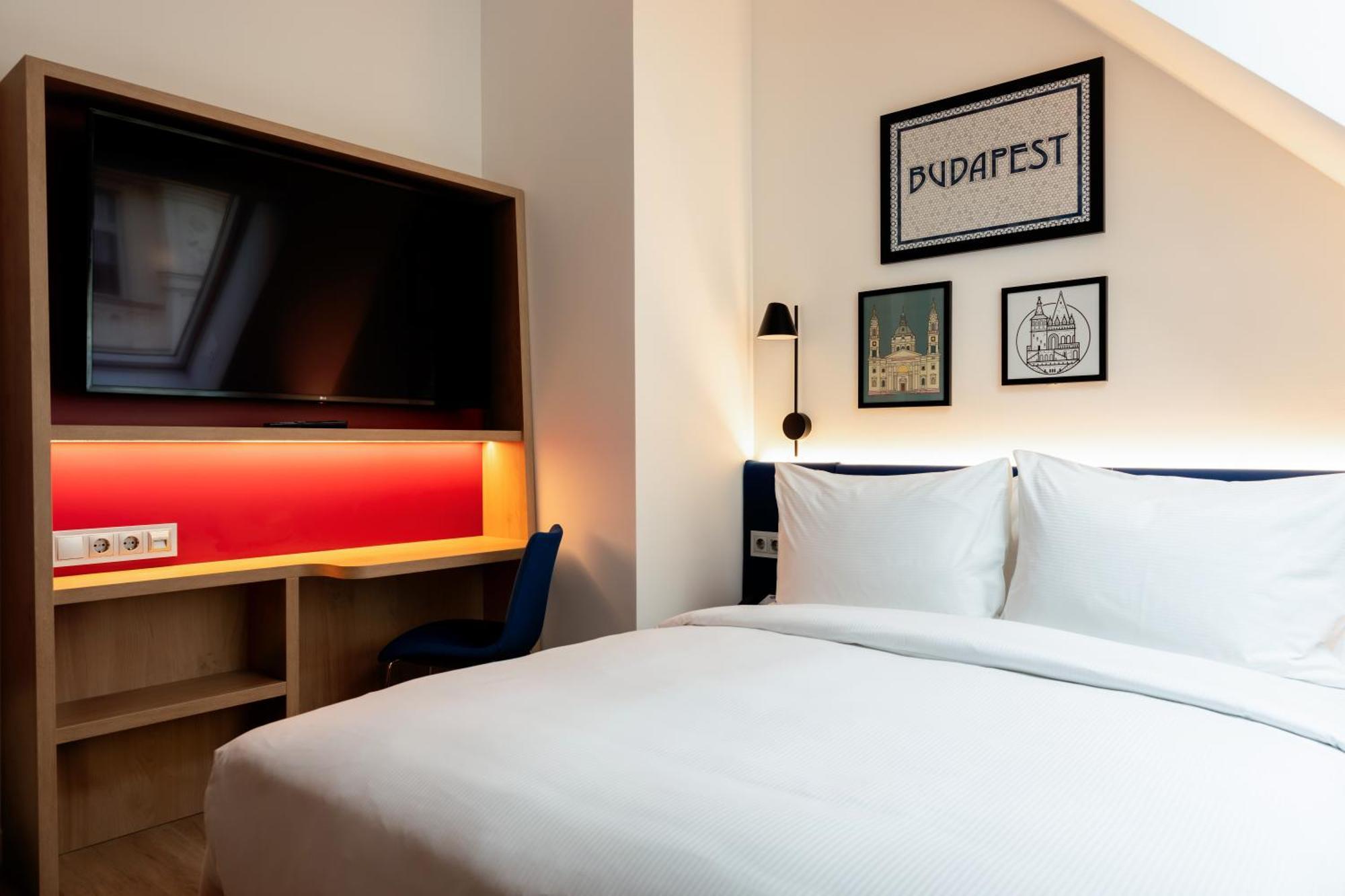 Zimmer mit Queensize-Bett und Schlafsofa