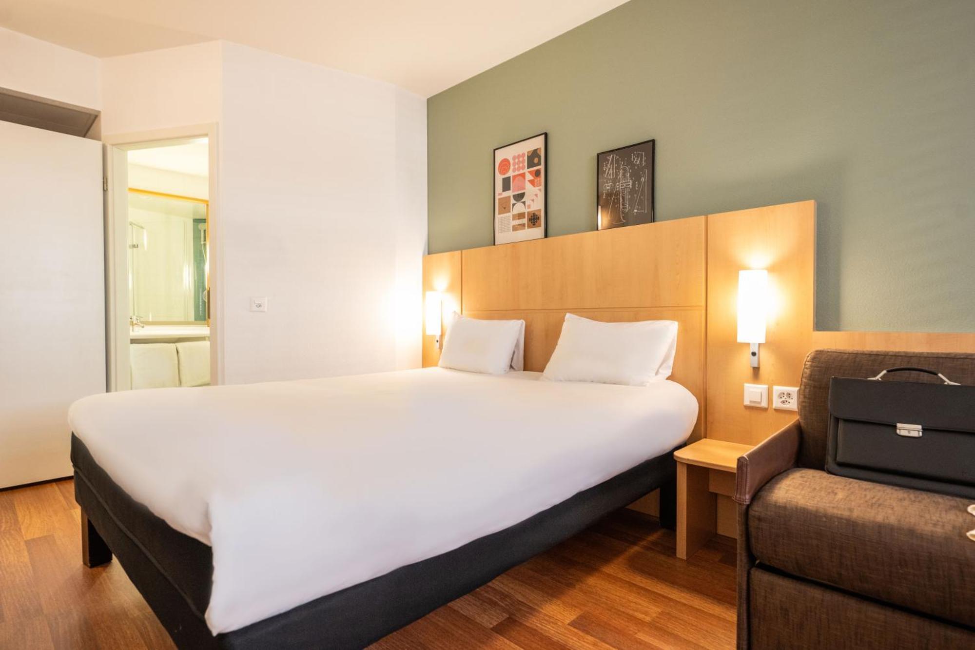 Standard Zimmer mit 1 Doppelbett.