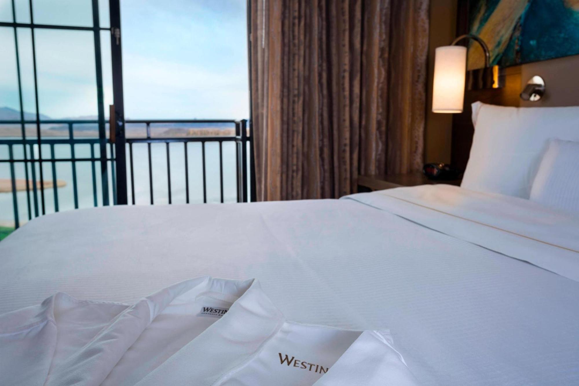 Zimmer mit Kingsize-Bett und Seeblick