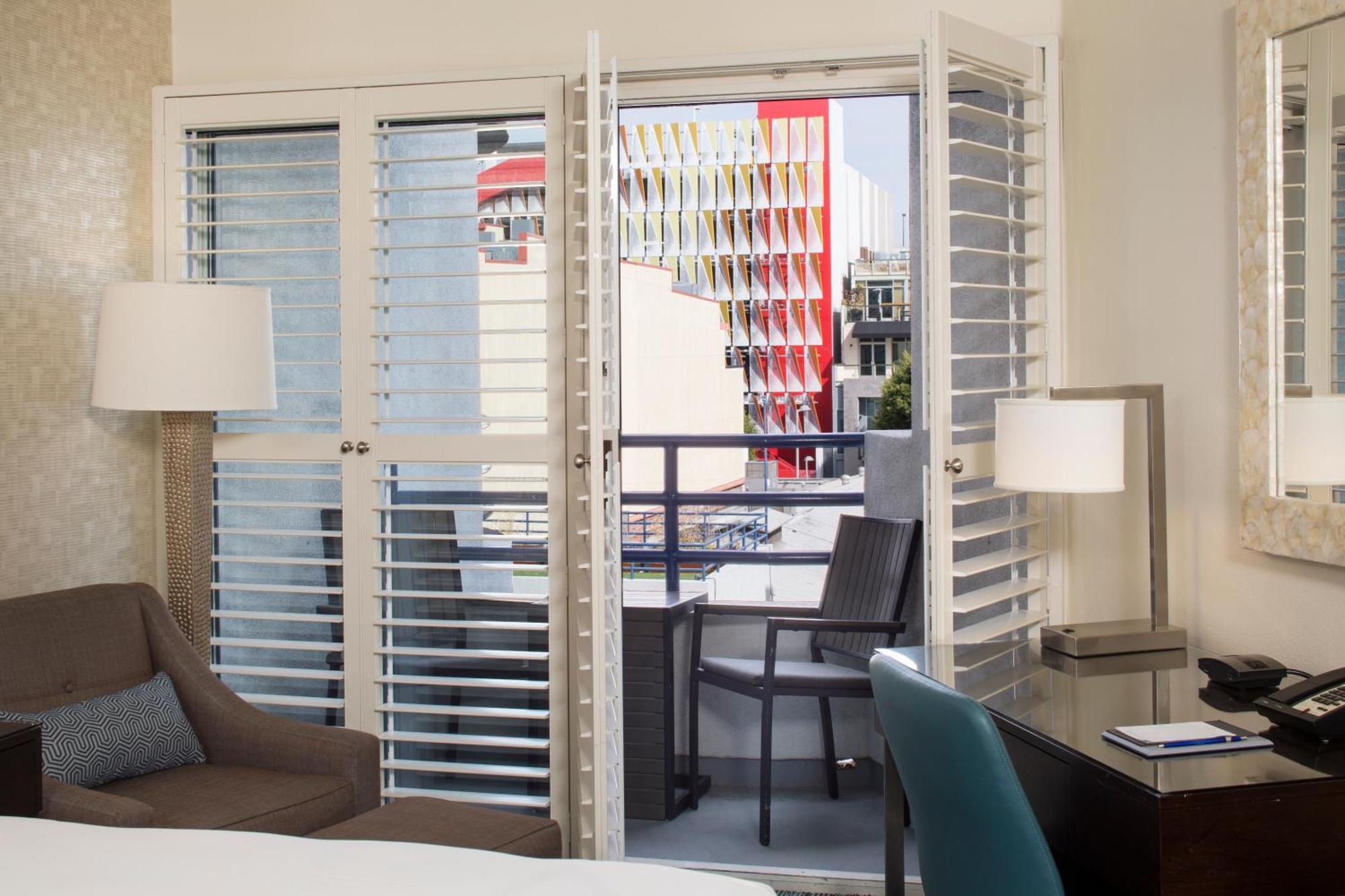 Standard mit 2 Doppelbetten und Balkon