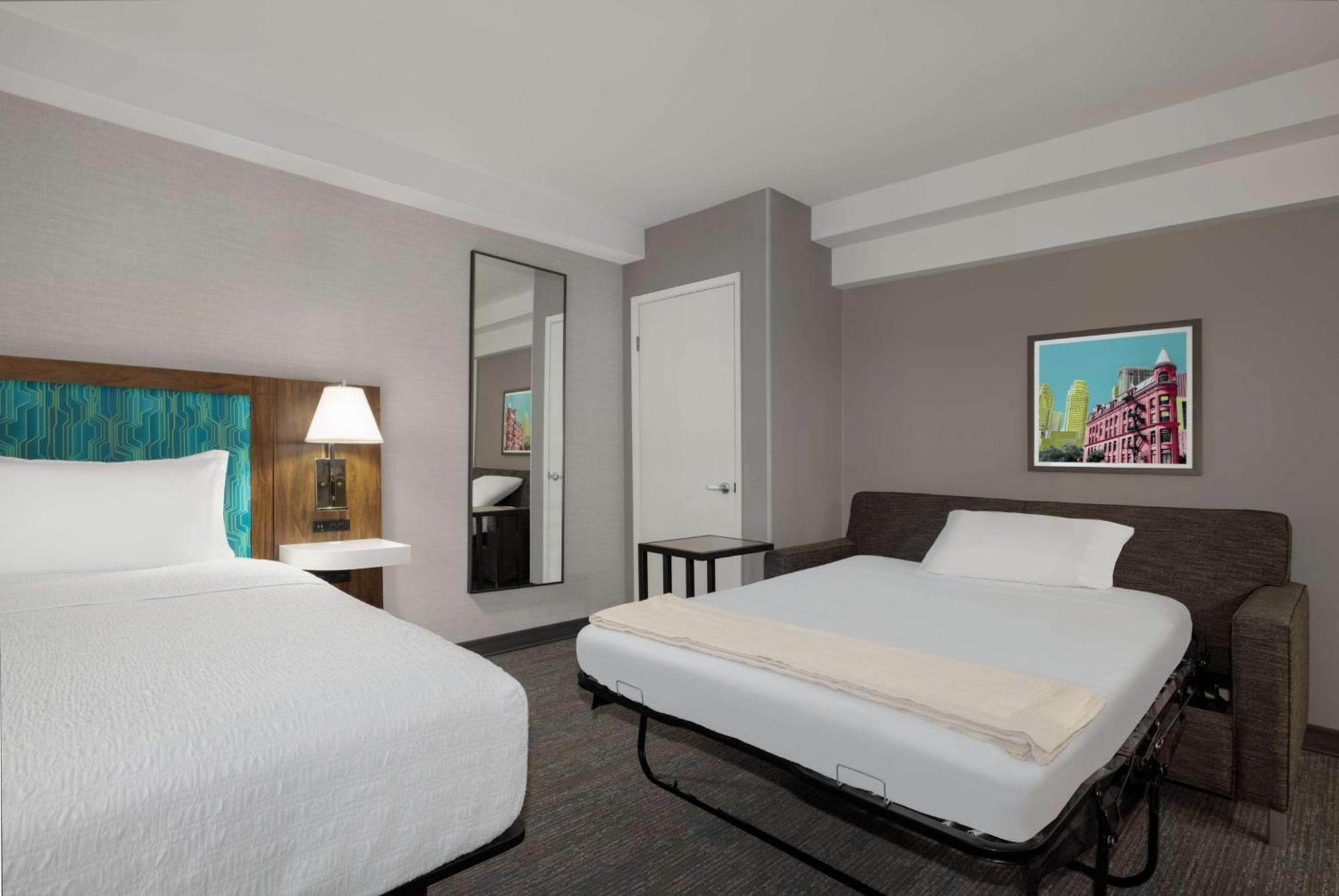 Zimmer mit Kingsize-Bett, Schlafsofa und Blick auf den Innenhof