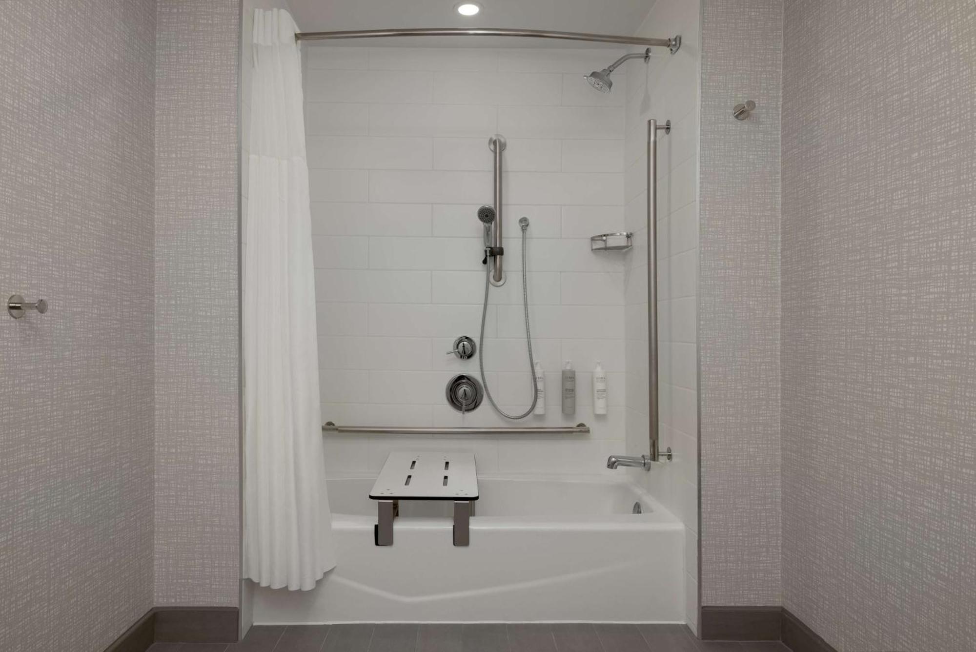 Zimmer mit Kingsize-Bett und Badewanne - barrierefrei