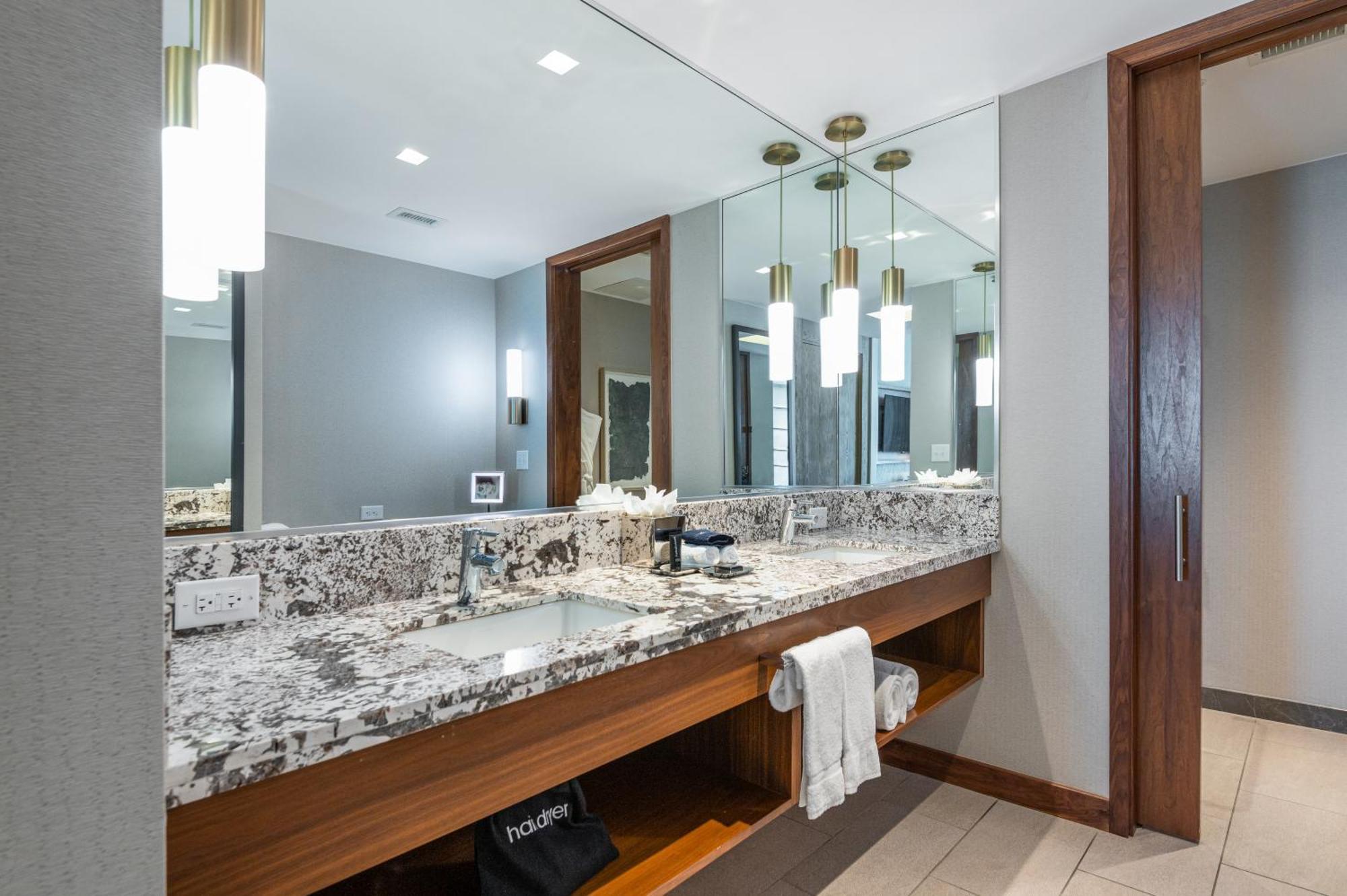 Corner King Room