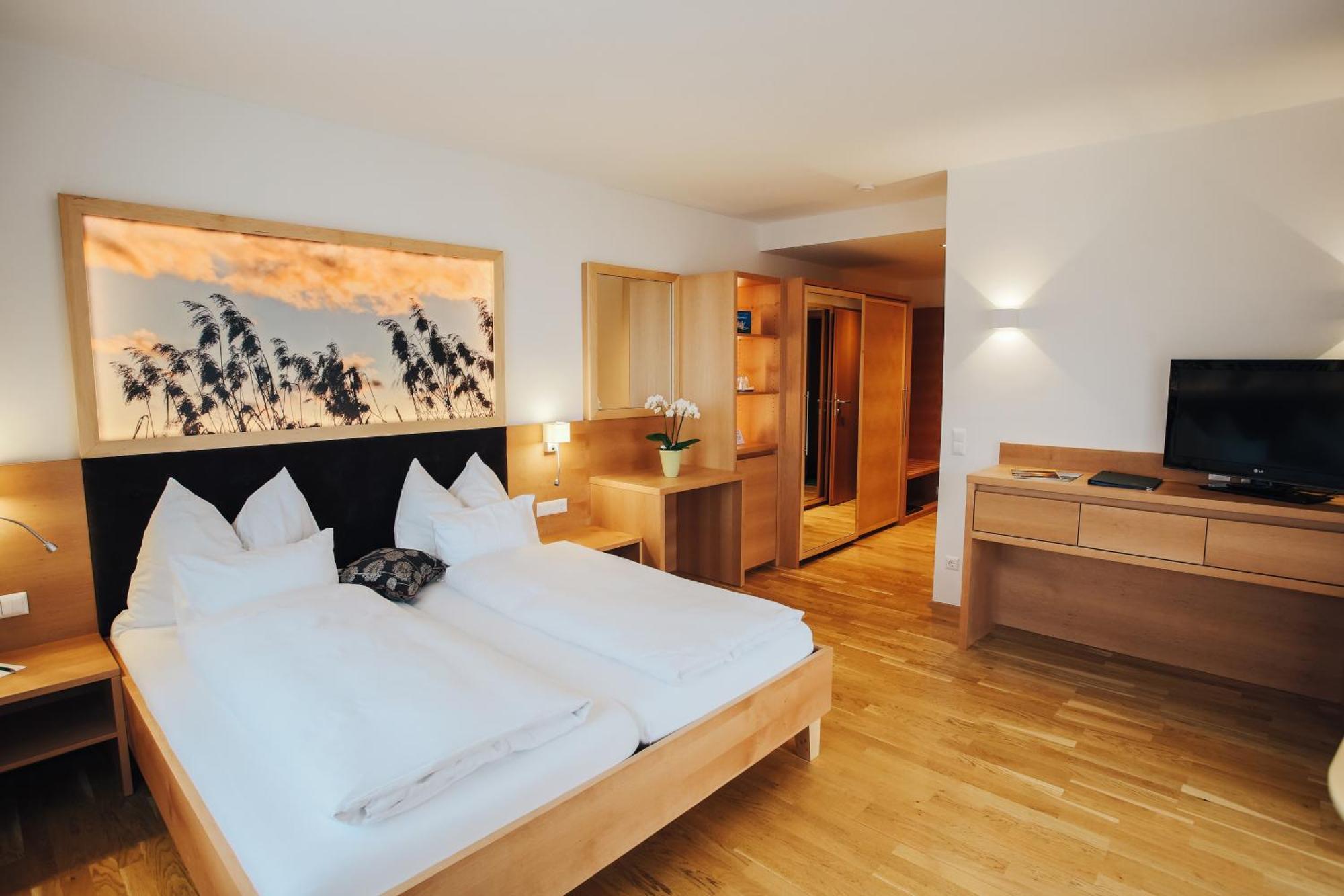 Standard Doppelzimmer mit Balkon und Seeblick