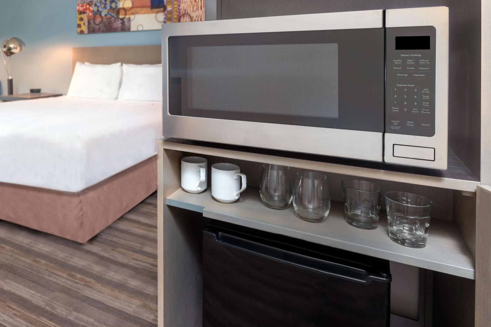 Den Zimmer mit Kingsize-Bett und ebenerdiger Dusche - barrierefrei