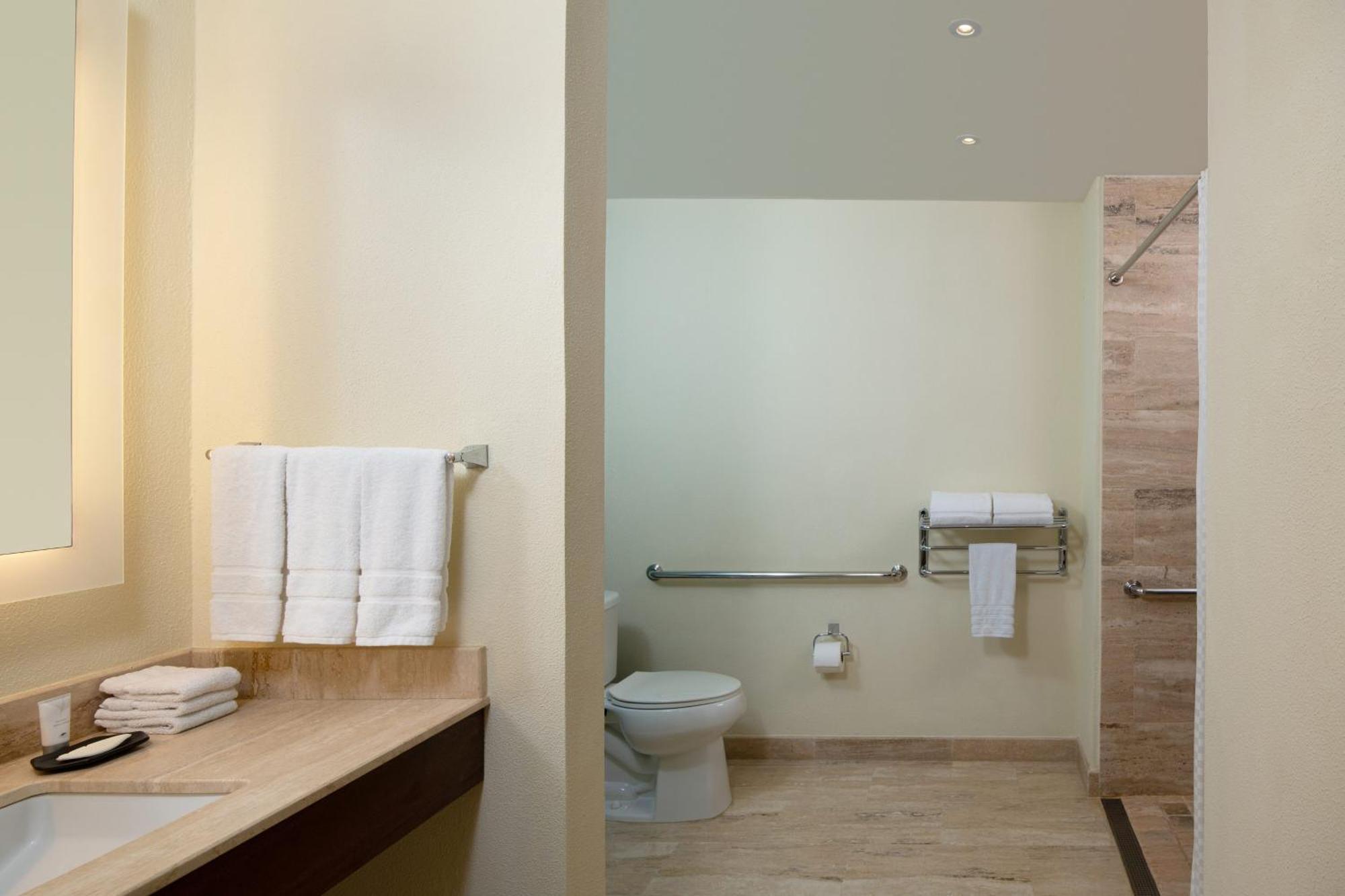 Traditionelles Zimmer mit 2 Doppelbetten und Meerblick