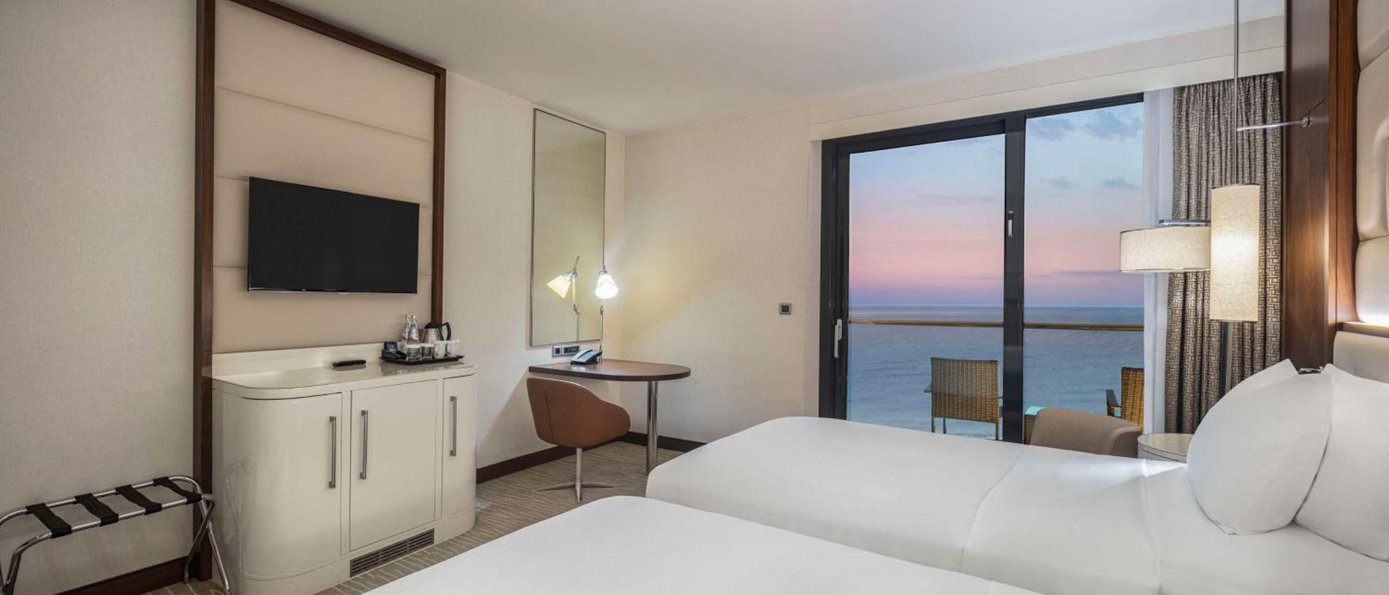 Zimmer mit Kingsize-Bett und Balkon