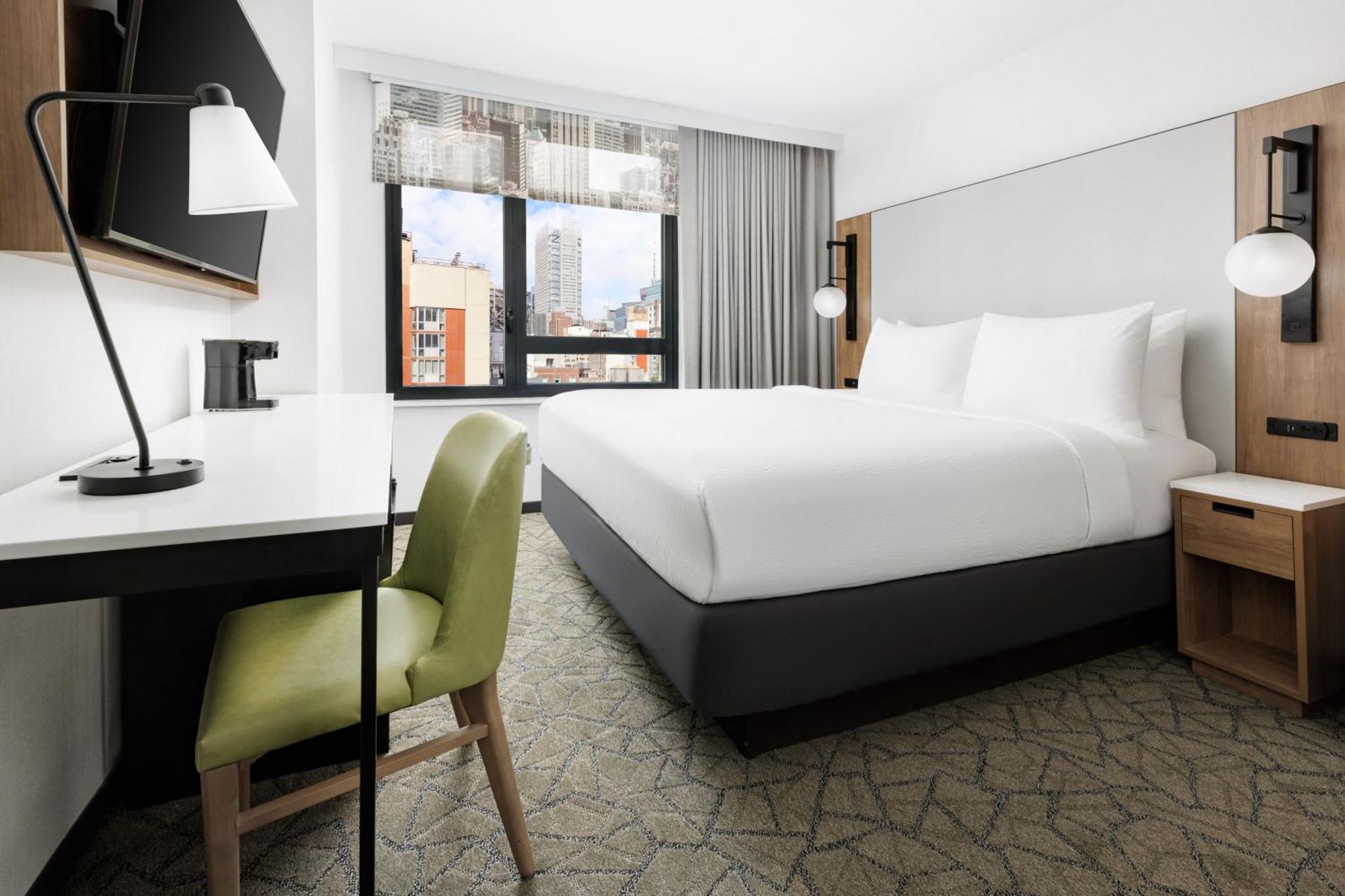 Zimmer mit Kingsize-Bett und Stadtblick - schwerhörigengerecht