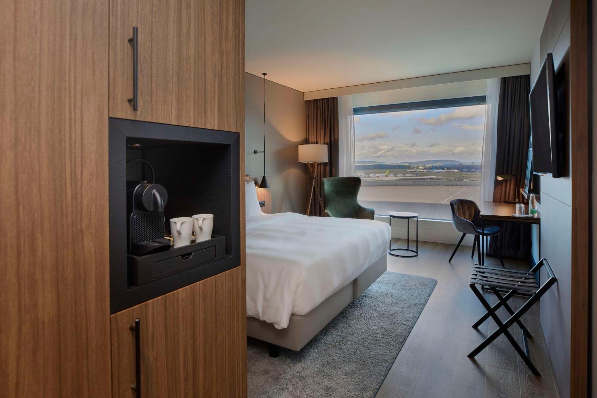Premium Zimmer mit Blick auf den Flugplatz