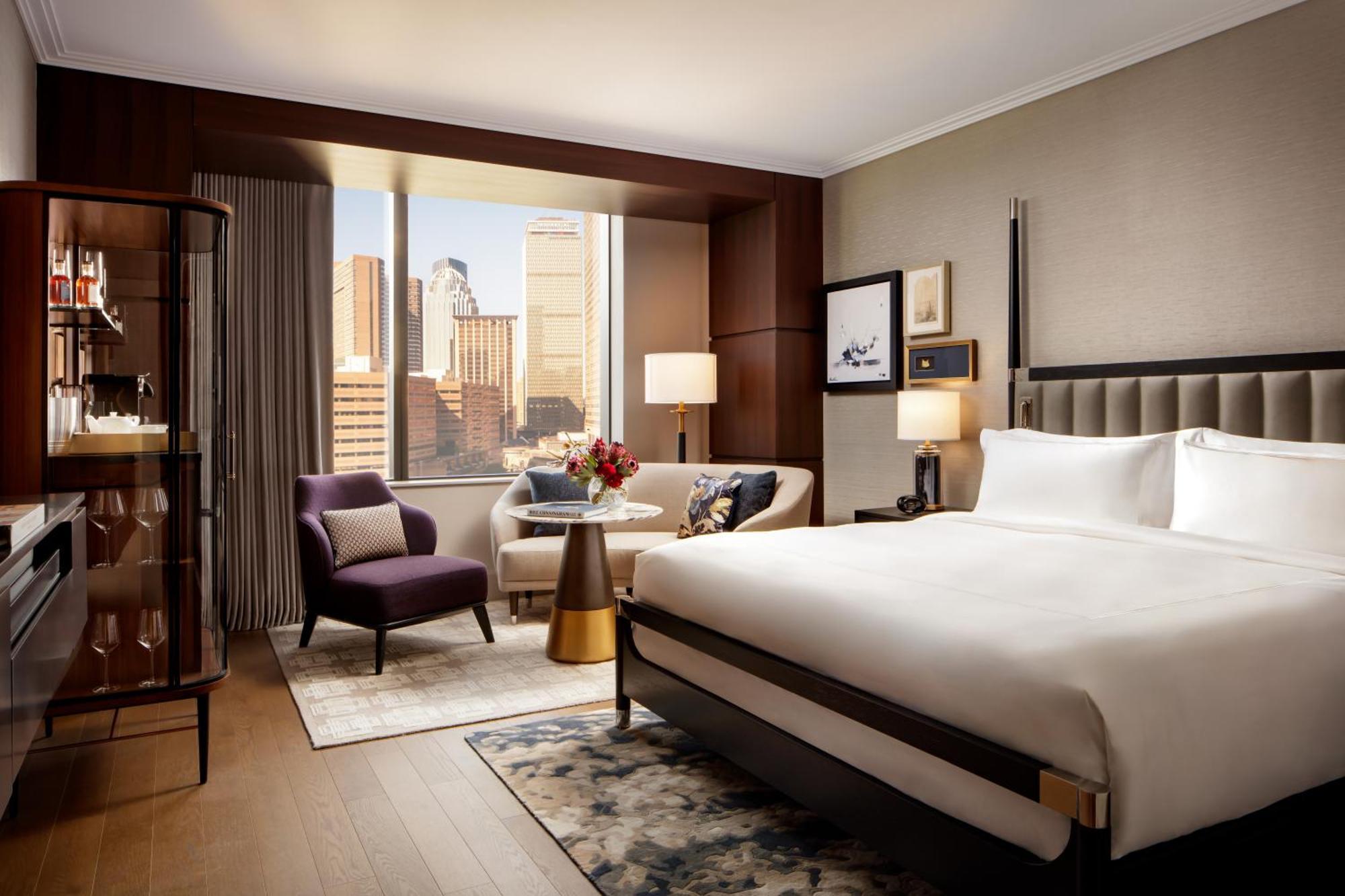 Premier Zimmer mit Kingsize-Bett, barrierefreier Badewanne und Regenwalddusche