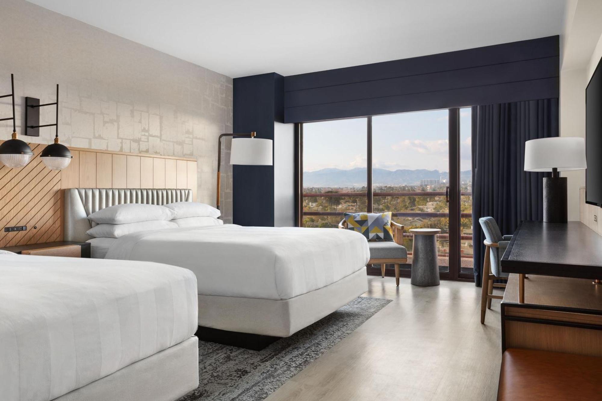 Zimmer mit 2 Doppelbetten und Stadtblick
