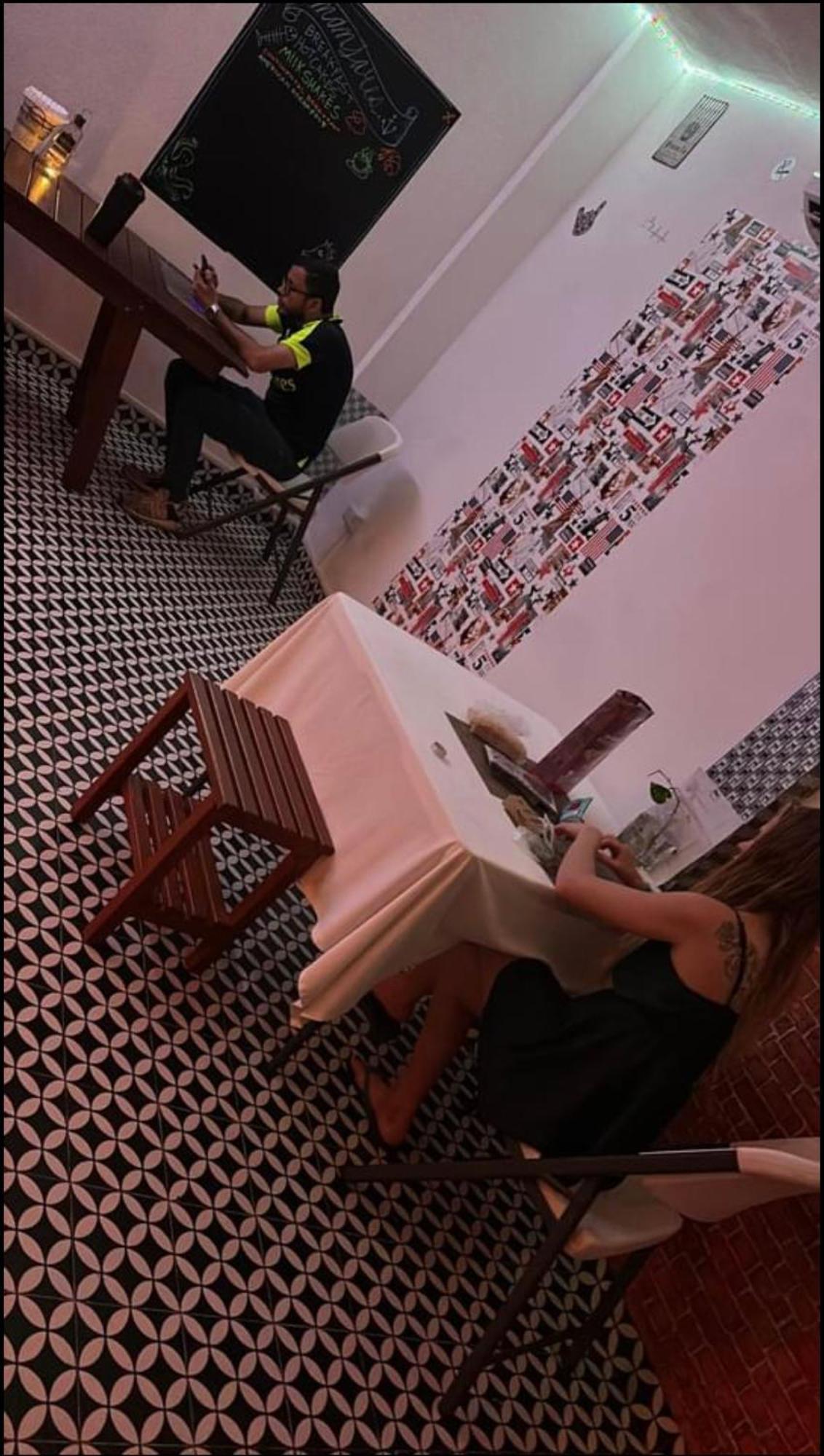 Dreibettzimmer mit Poolblick