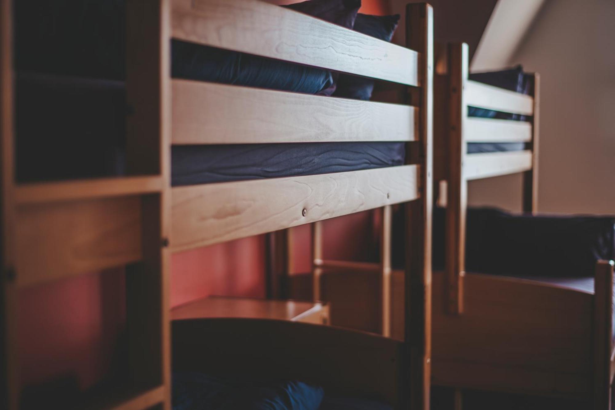 Etagenbett im Schlafsaal für Frauen