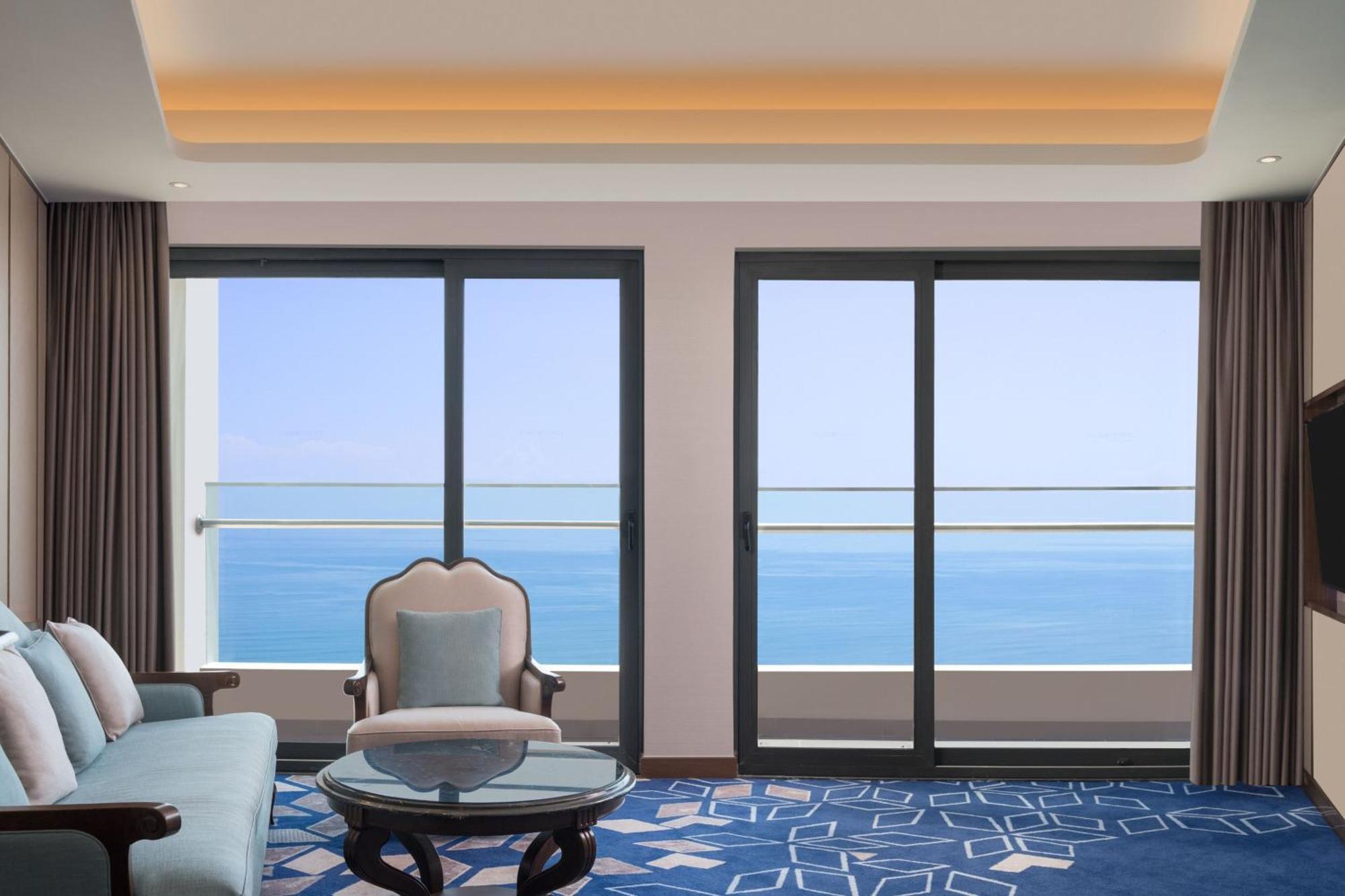 One-Bedroom Corner King Suite, Panoramic Ocean View, High Floor, Balcony, Bathtub