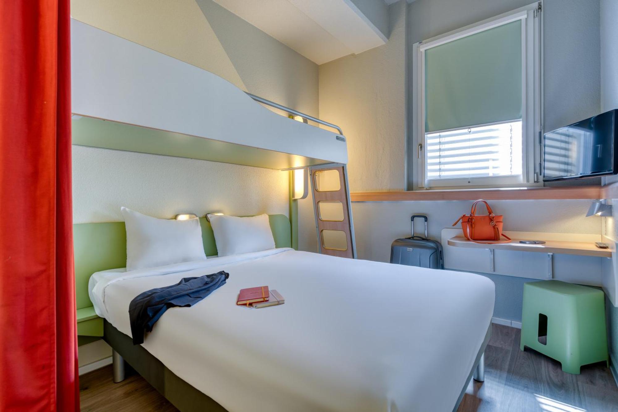 Dreibettzimmer mit Doppelbett und Etagenbett
