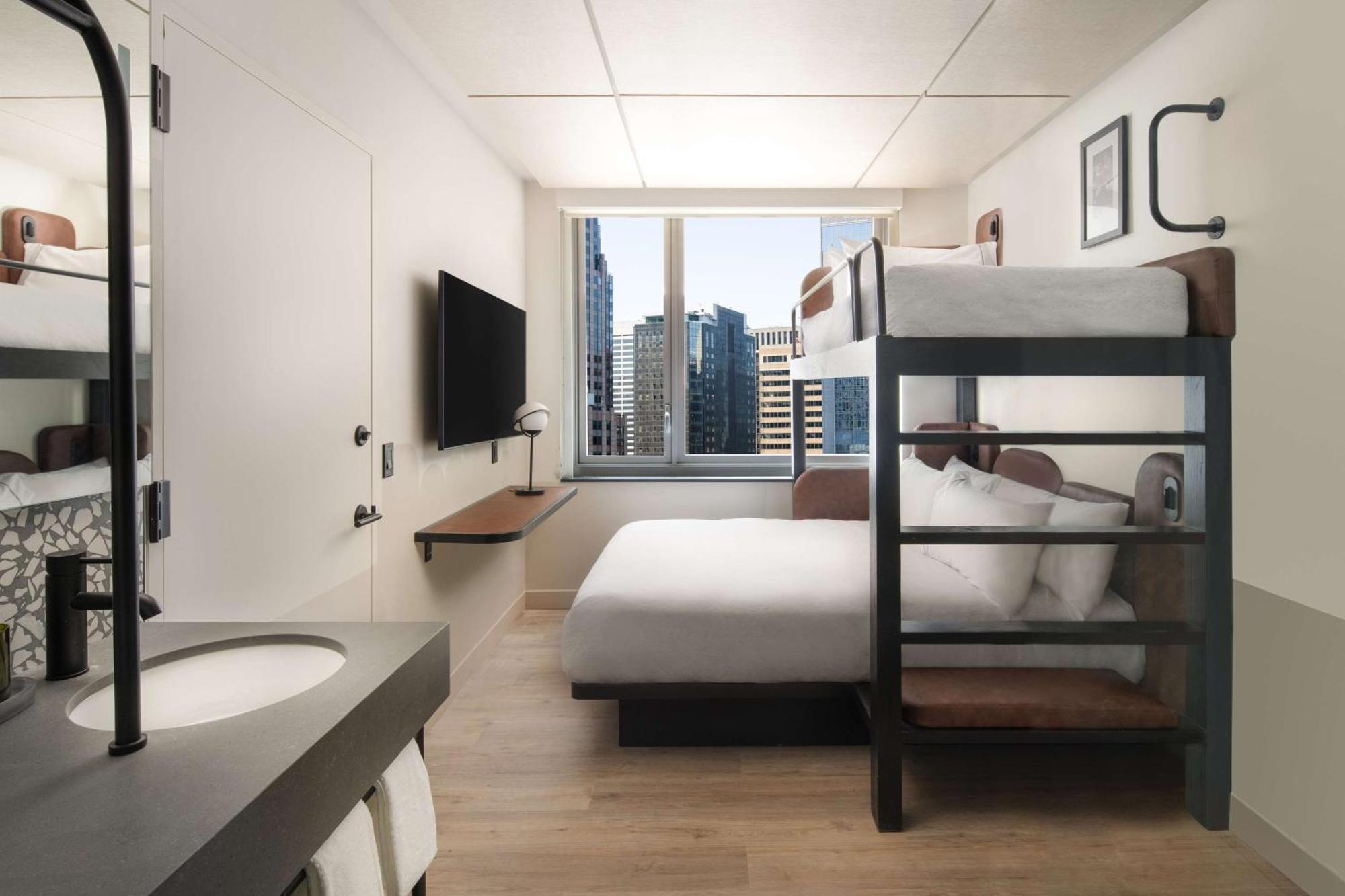 Etagenbettzimmer mit Stadtblick, ein Einzelbett und ein Queensize-Bett
