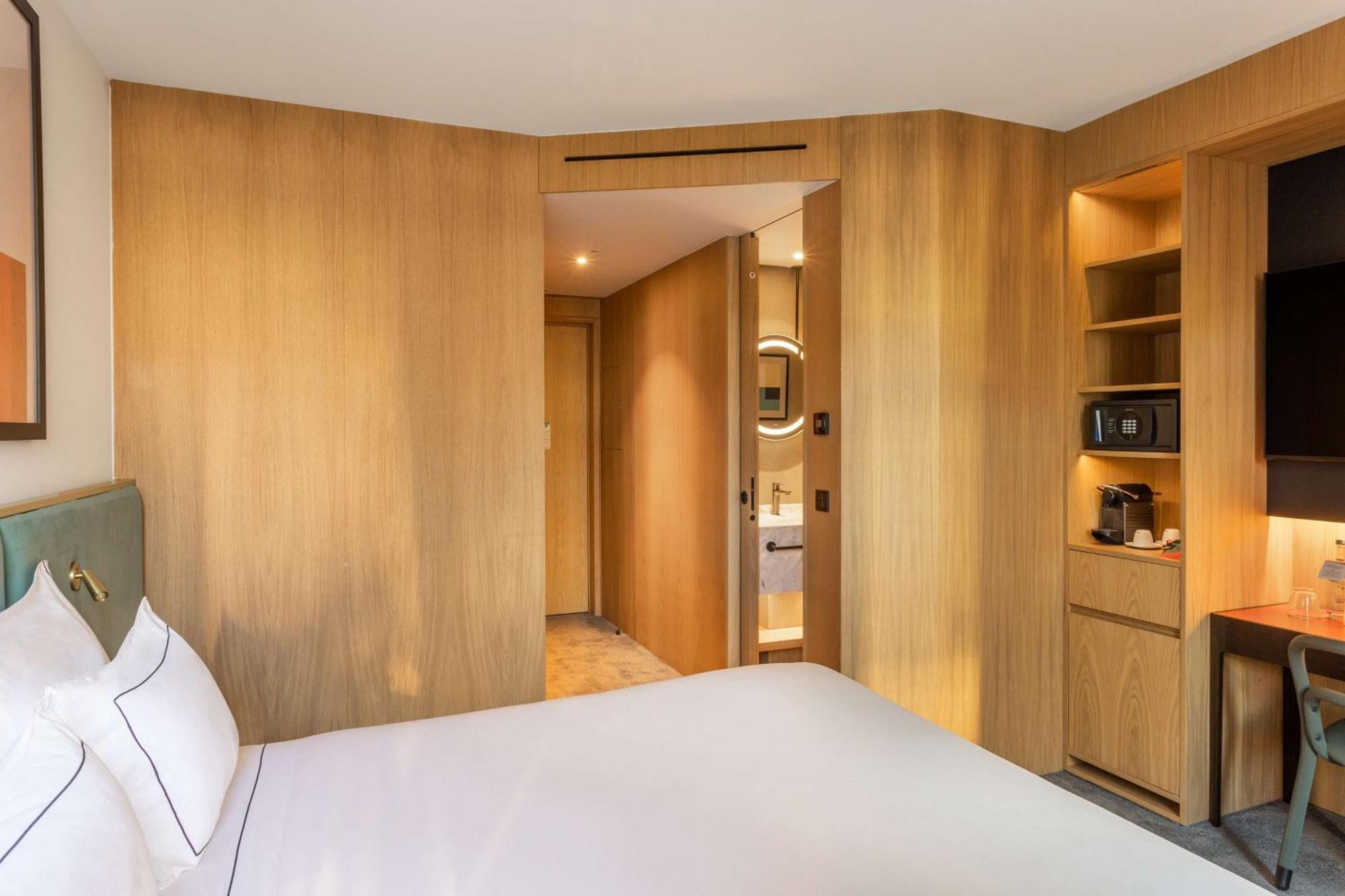 Zimmer mit Queensize-Bett und Balkon