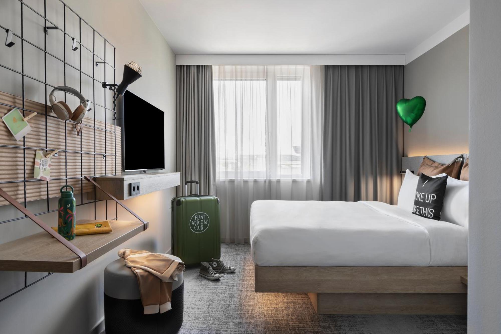 Zimmer mit Queensize-Bett und Blick zur Landseite