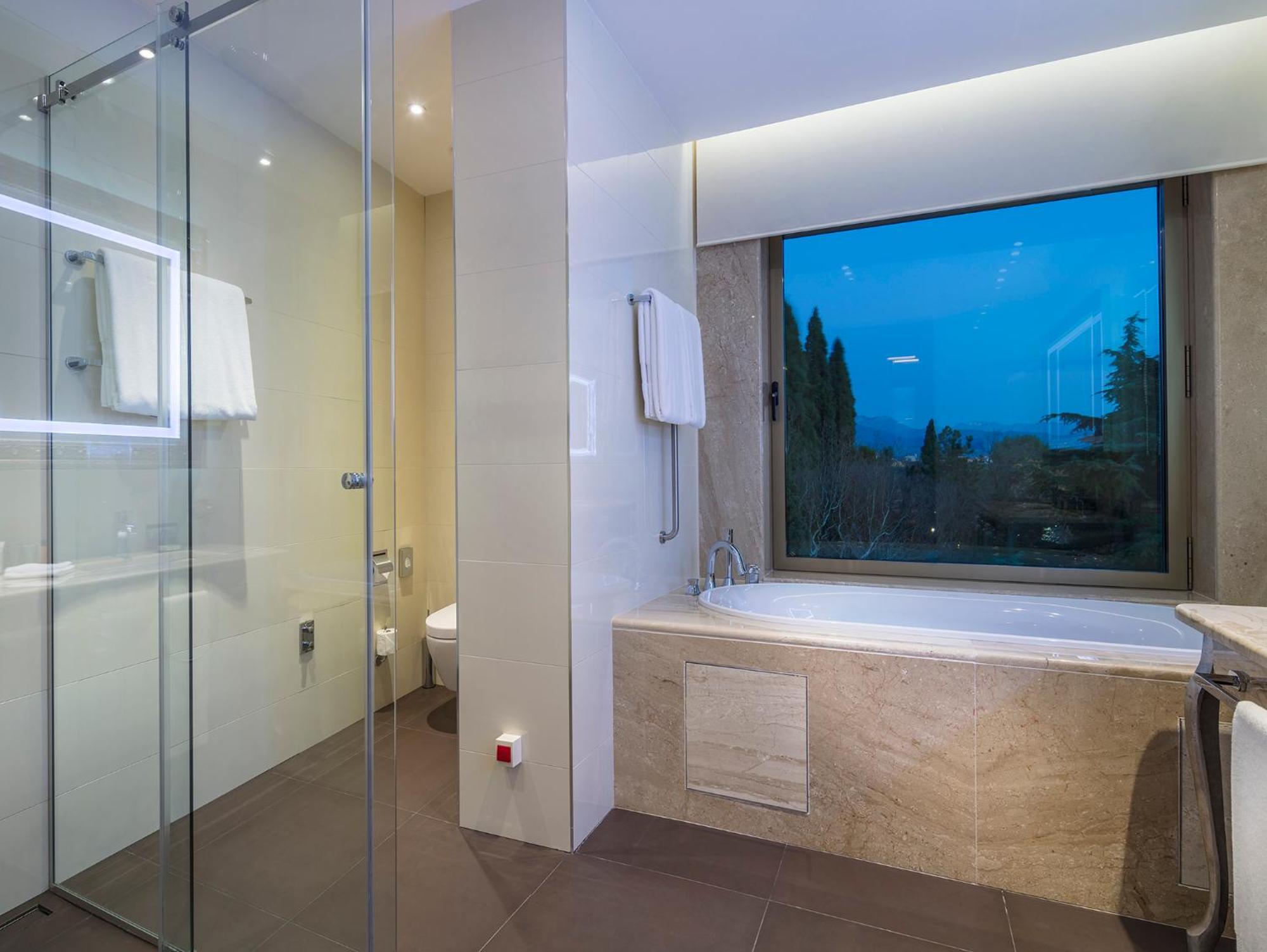 Deluxe Zimmer mit Kingsize-Bett und Parkblick