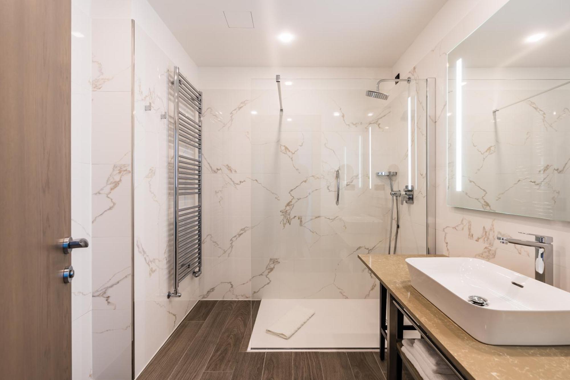 Deluxe Zweibettzimmer mit Balkon und Meerblick