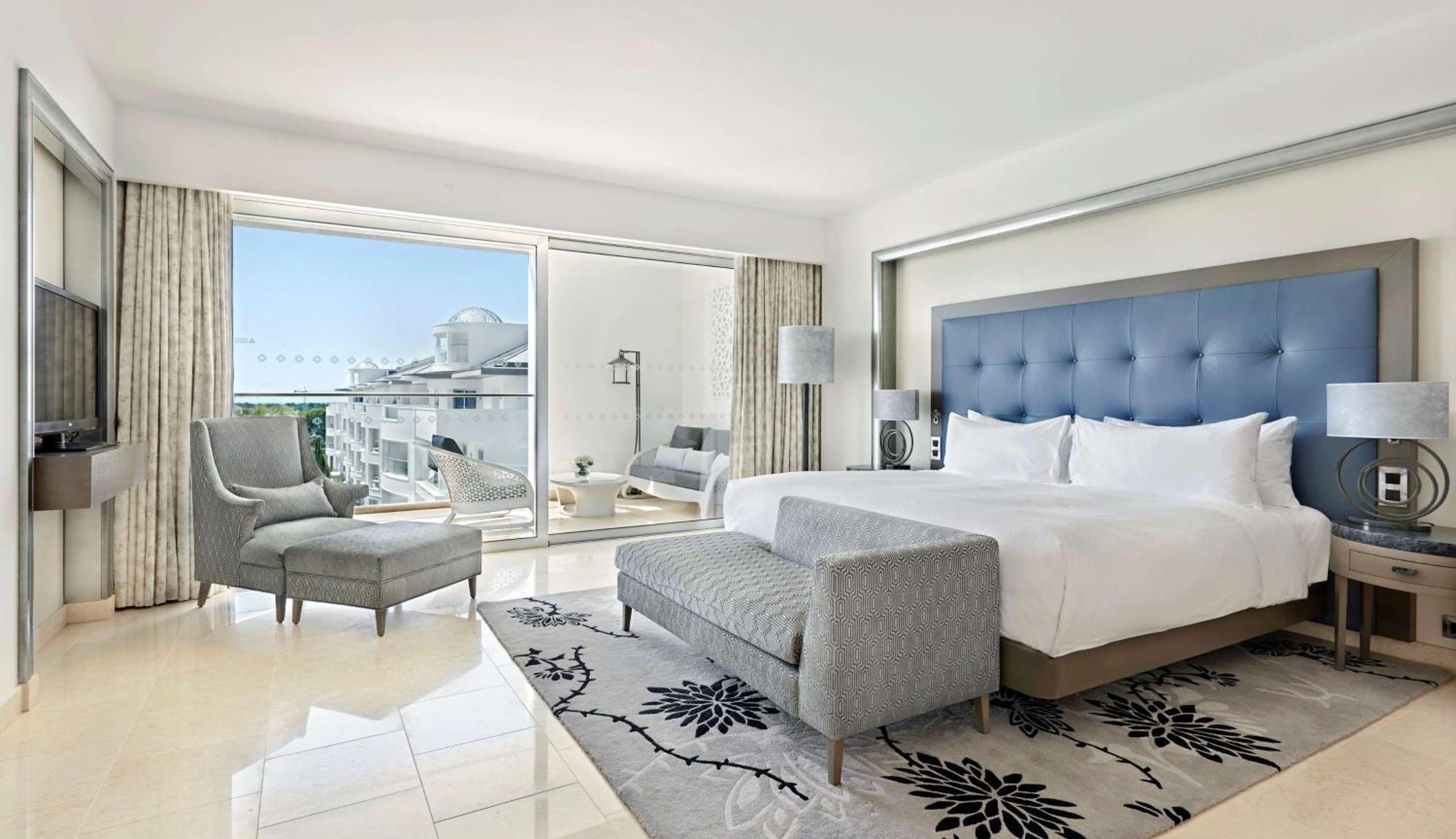Grand Deluxe Suite mit Kingsize-Bett und Poolblick