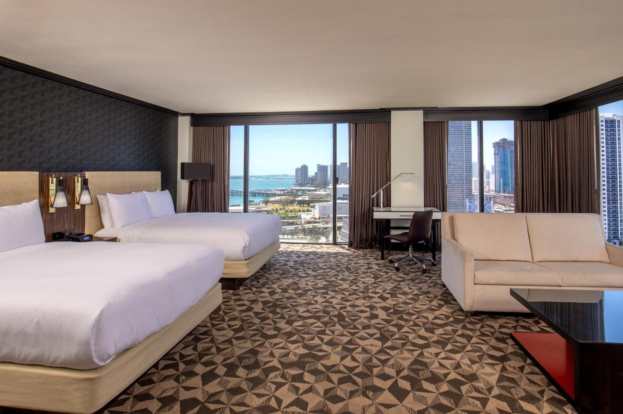 Suite mit 2 Queensize-Betten und Blick auf die Bucht