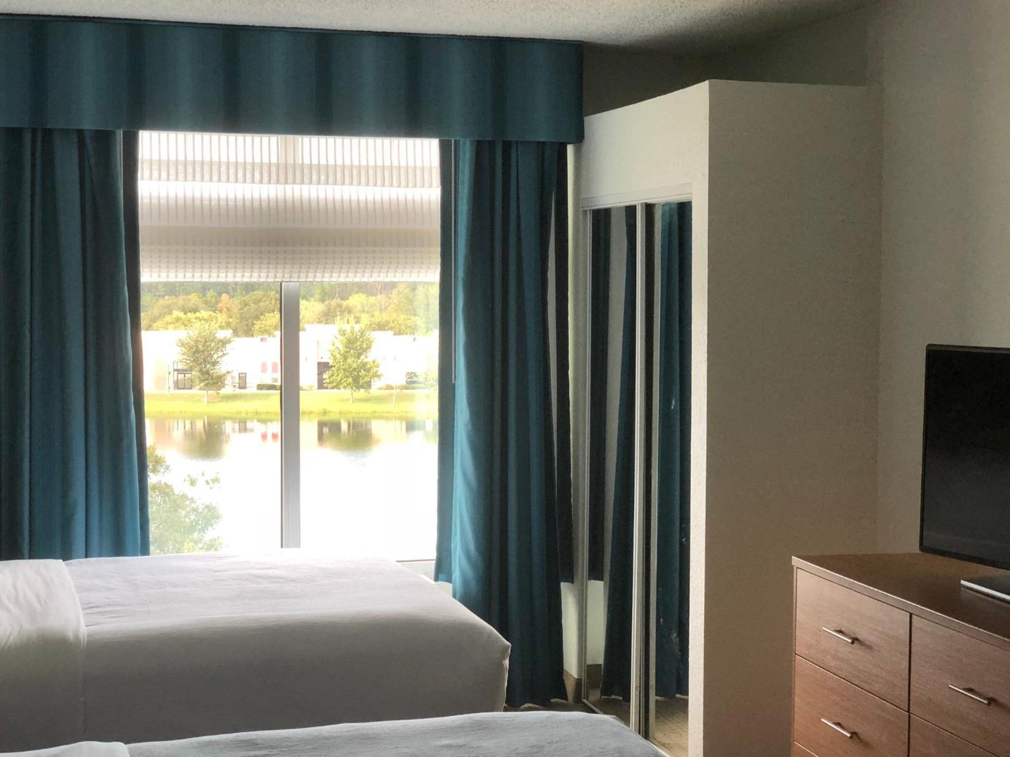 Two-Bedroom Suite Sofa Bed Lake View