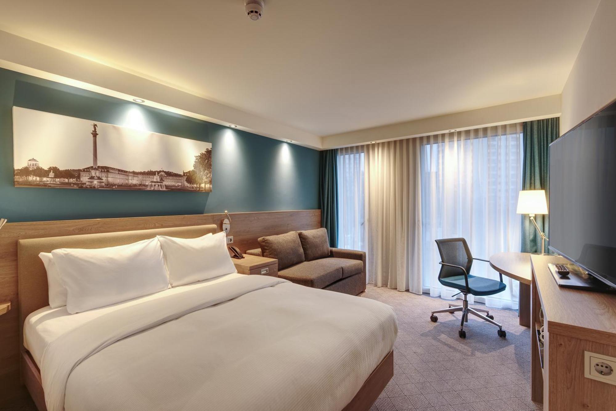Zimmer mit Queensize-Bett und Schlafsofa