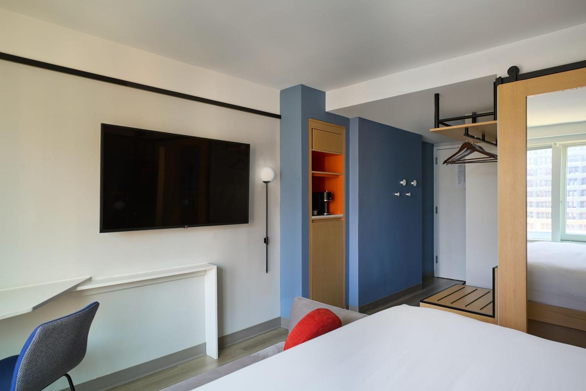Zimmer mit Kingsize-Bett