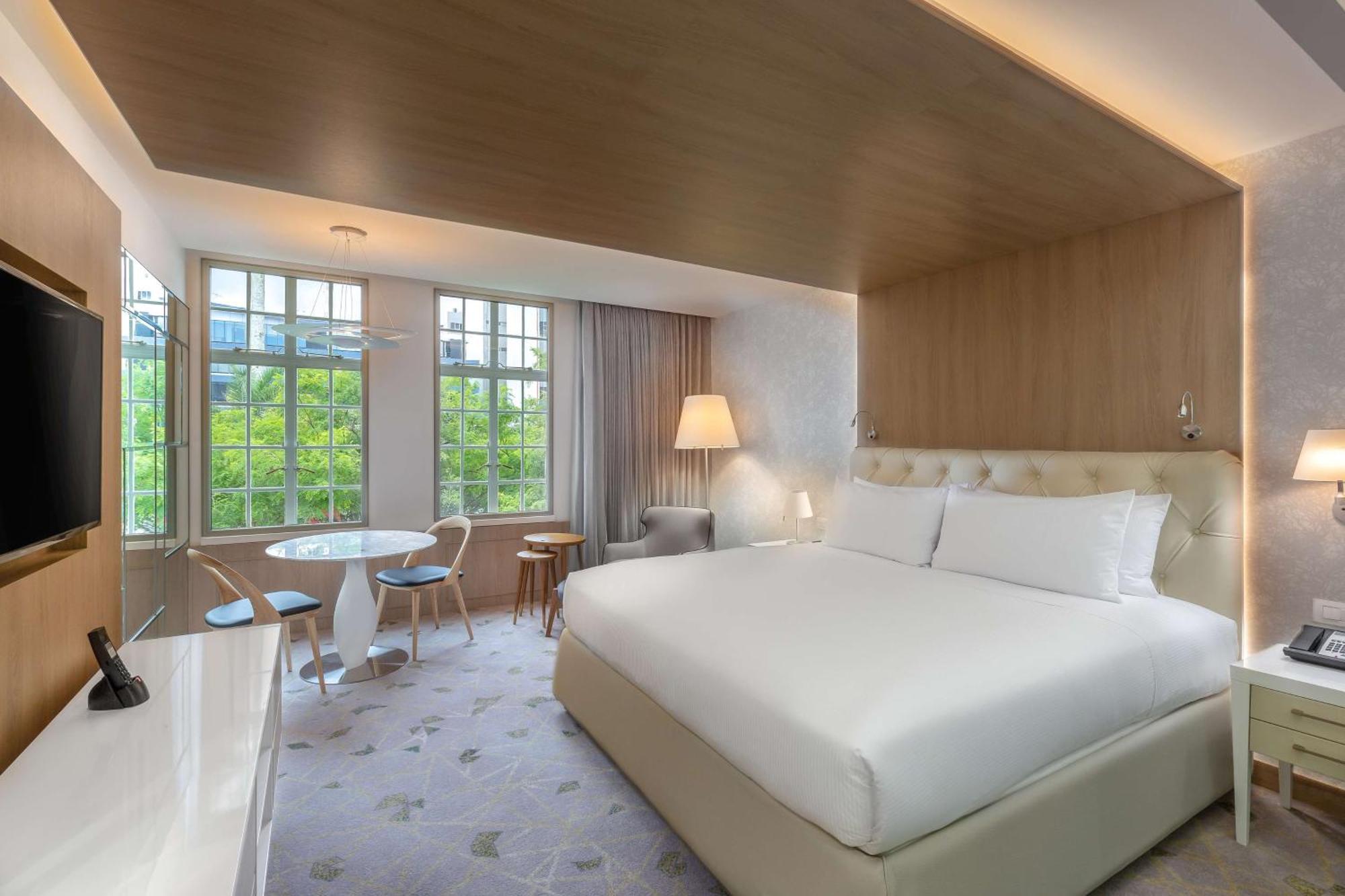 Eckzimmer mit Kingsize-Bett