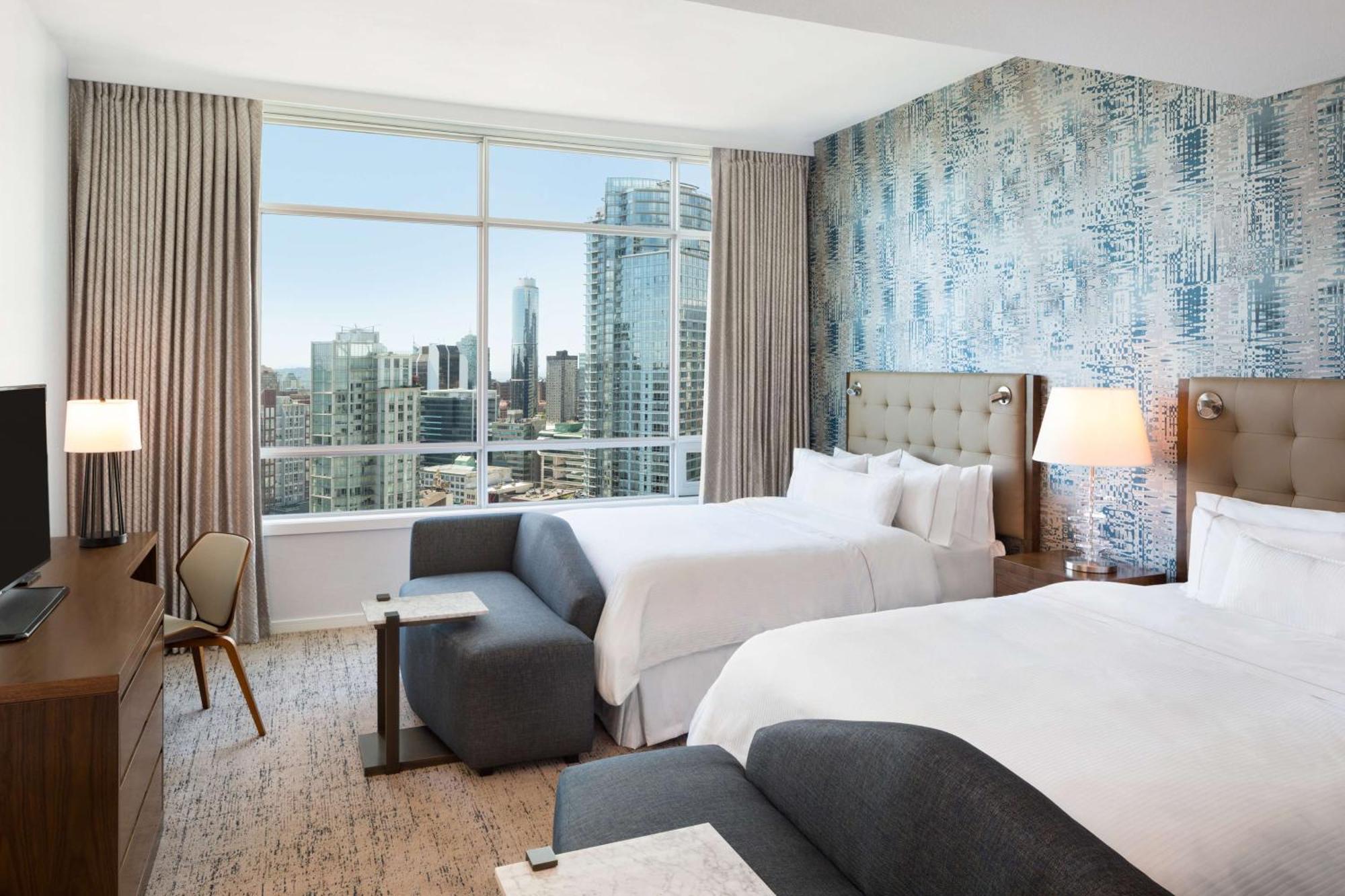 Zimmer mit 2 Queensize-Betten und Stadtblick