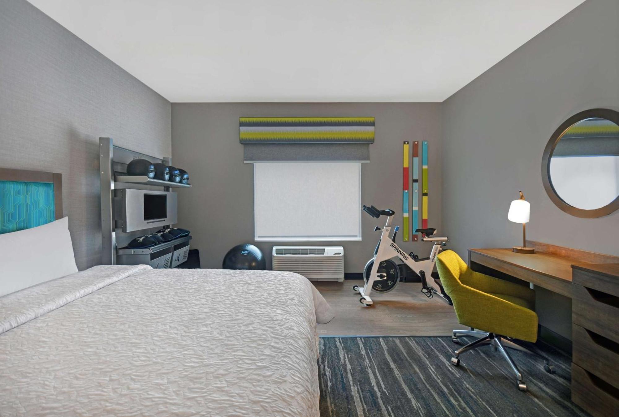Zimmer Fitness mit Kingsize-Bett