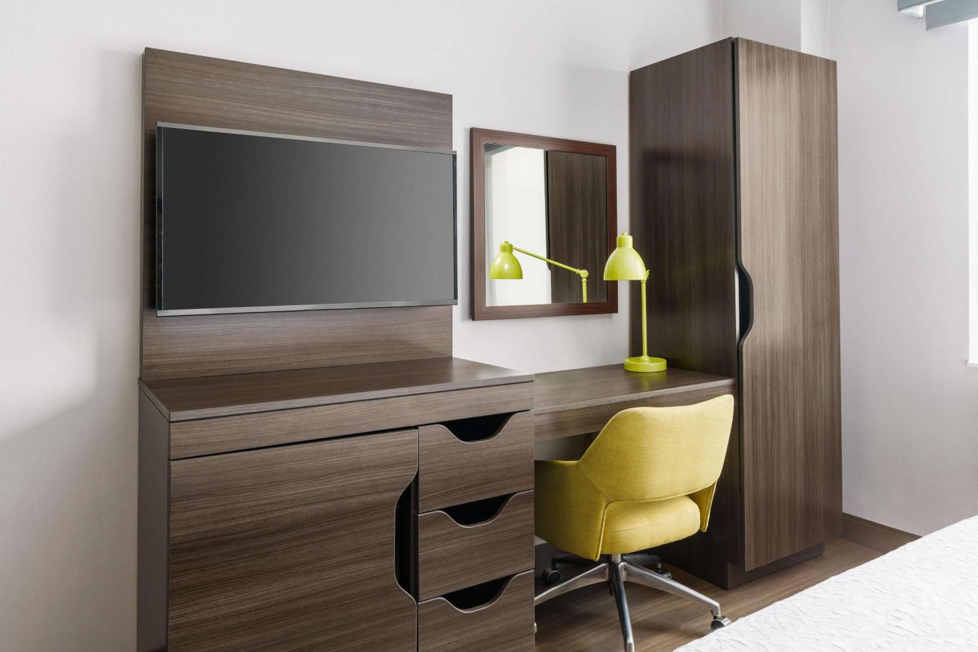 Doppelzimmer mit 2 Doppelbetten und Aussicht