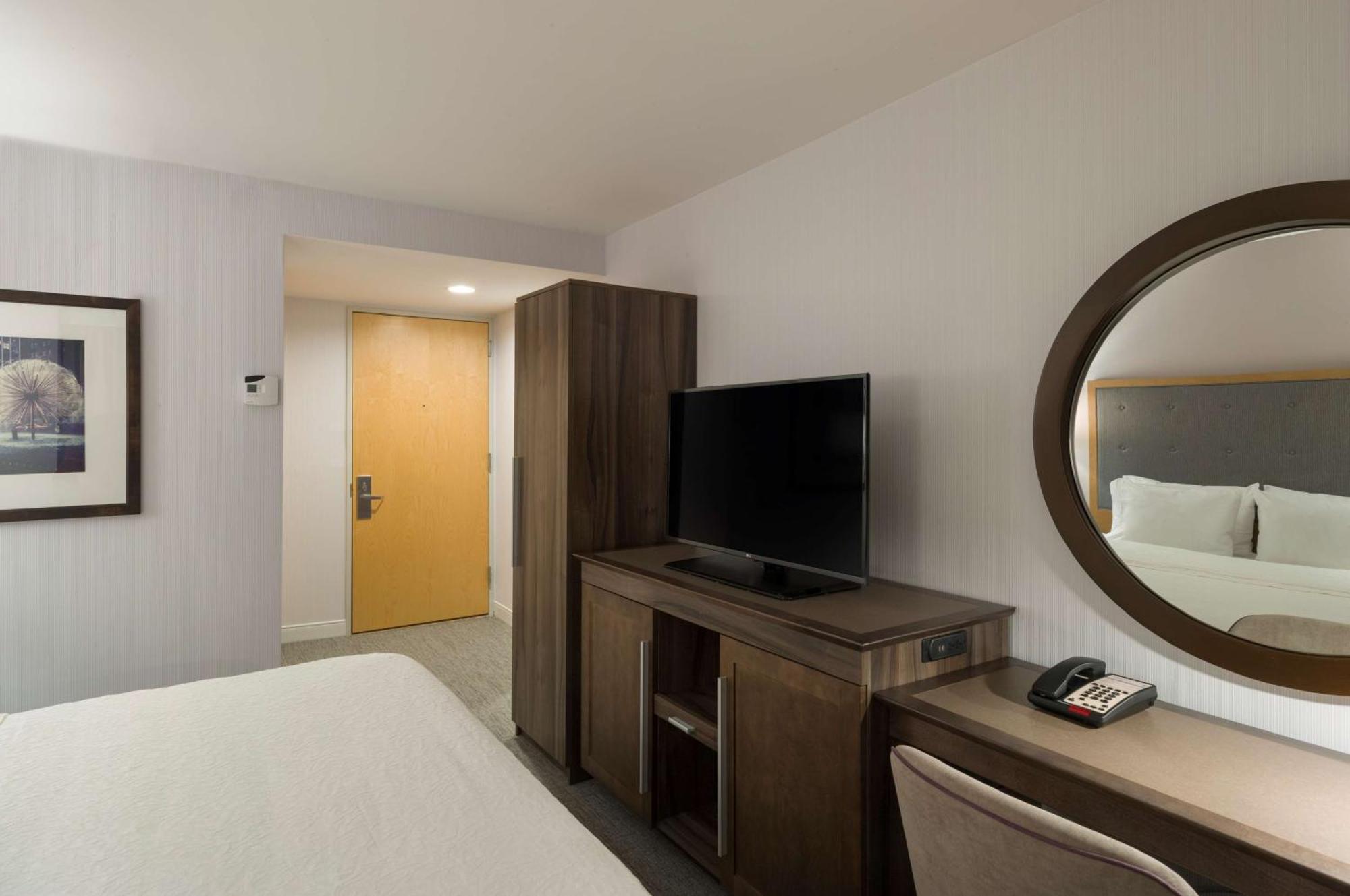 Zimmer mit Kingsize-Bett und befahrbarer Dusche