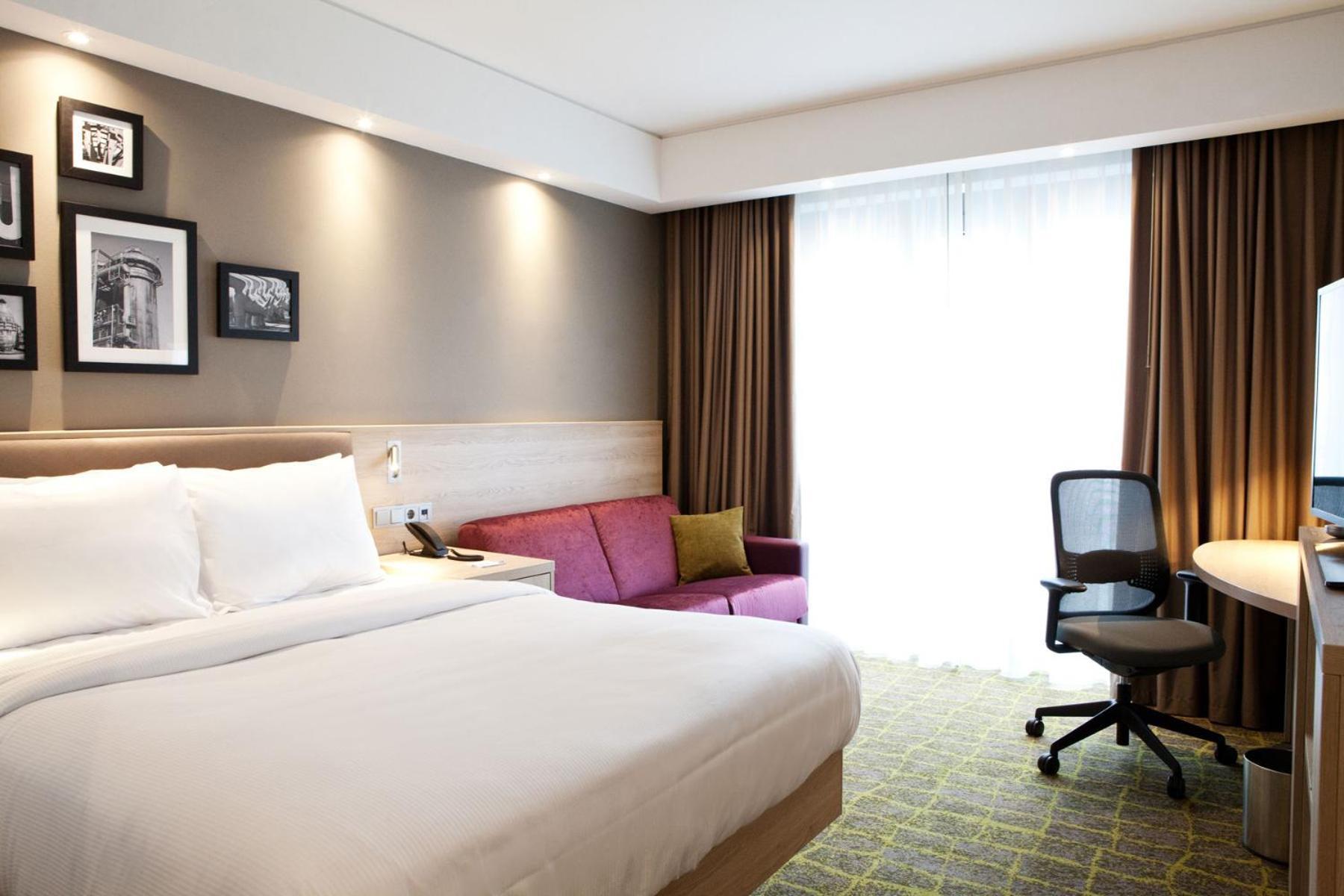Familienzimmer mit Queensize-Bett und Verbindungstür