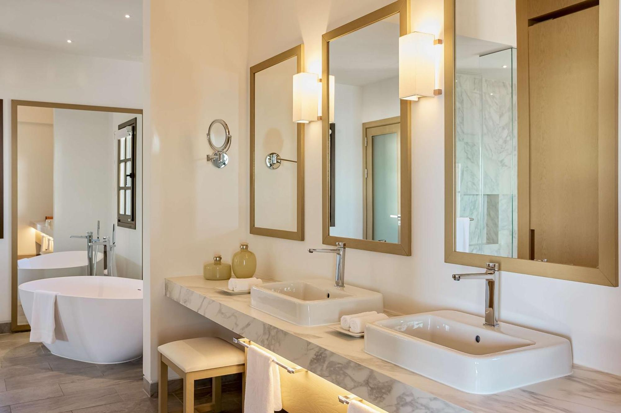 Poolsuite mit Blick auf das Ionische Meer