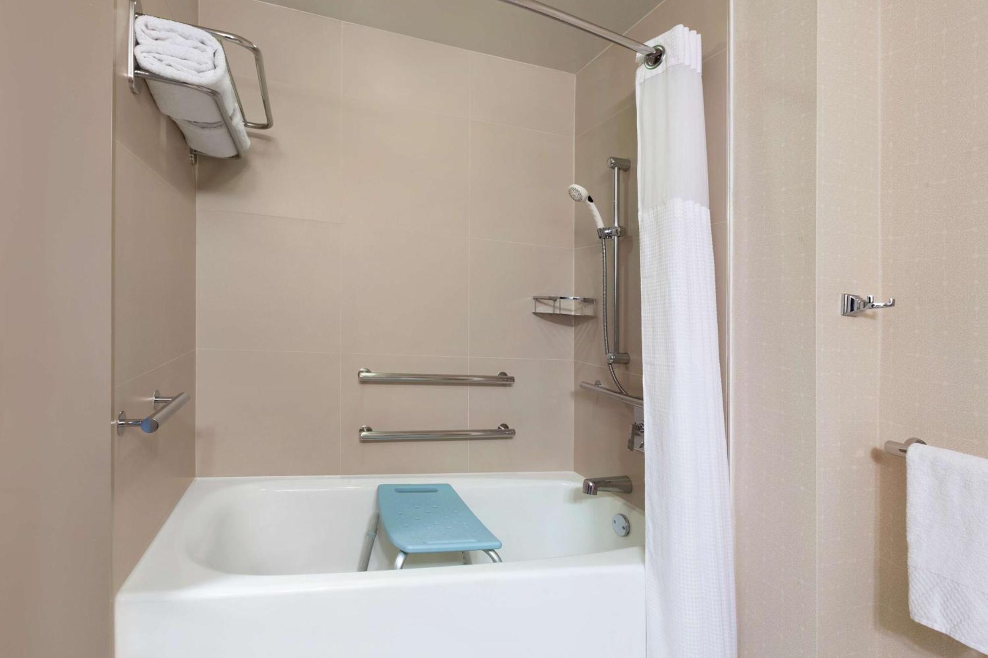 Zimmer mit Kingsize-Bett, Stadtblick und Badewanne - barrierefrei, für Hörgeschädigte geeignet