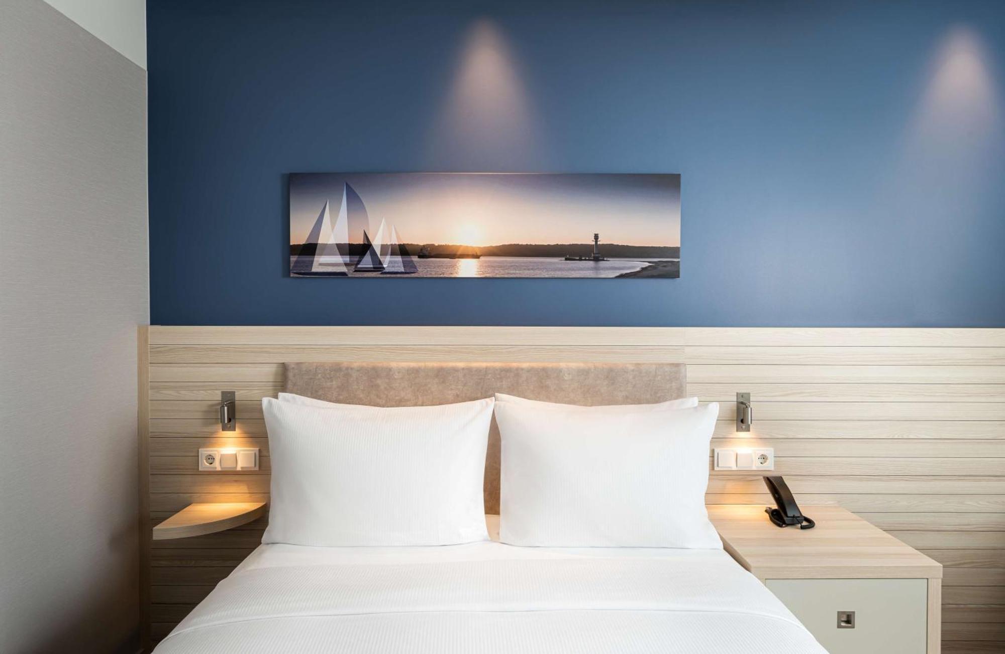 Doppelzimmer mit Schlafsofa und Blick auf den Hafen