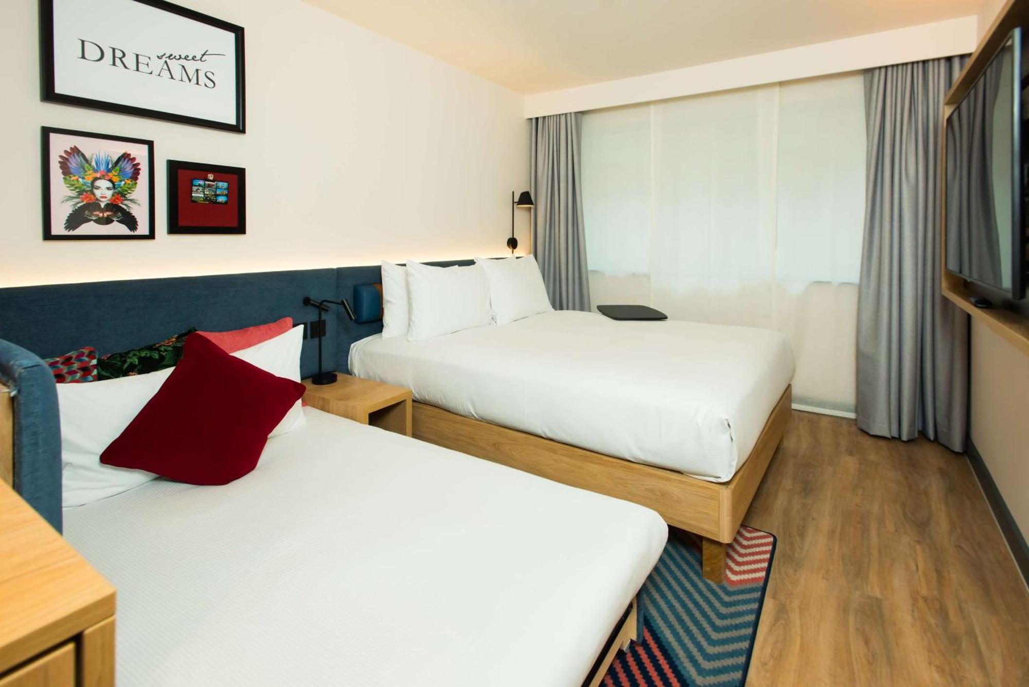 Familienzimmer mit Queensize-Bett und Verbindungstür