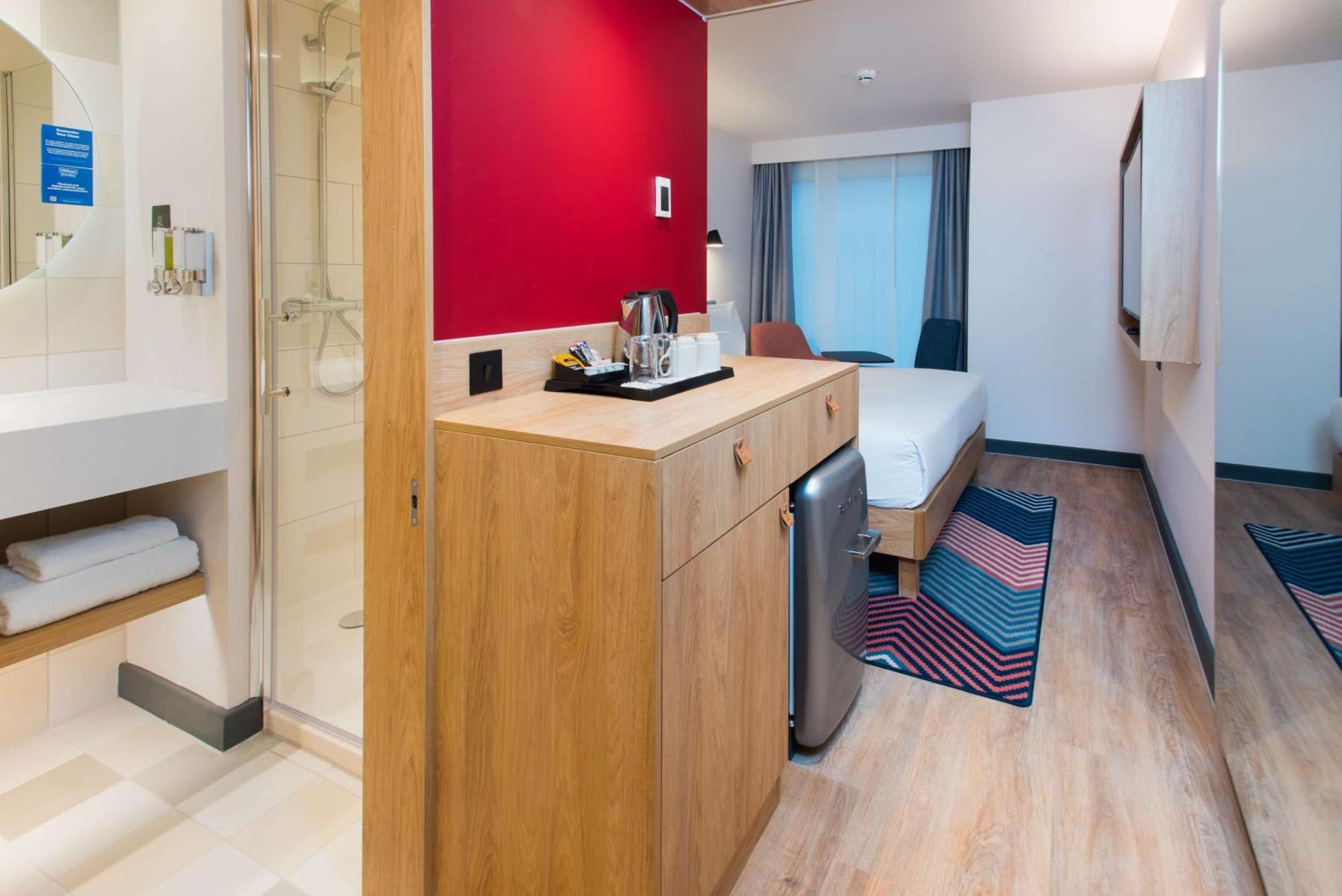 Zimmer mit Kingsize-Bett