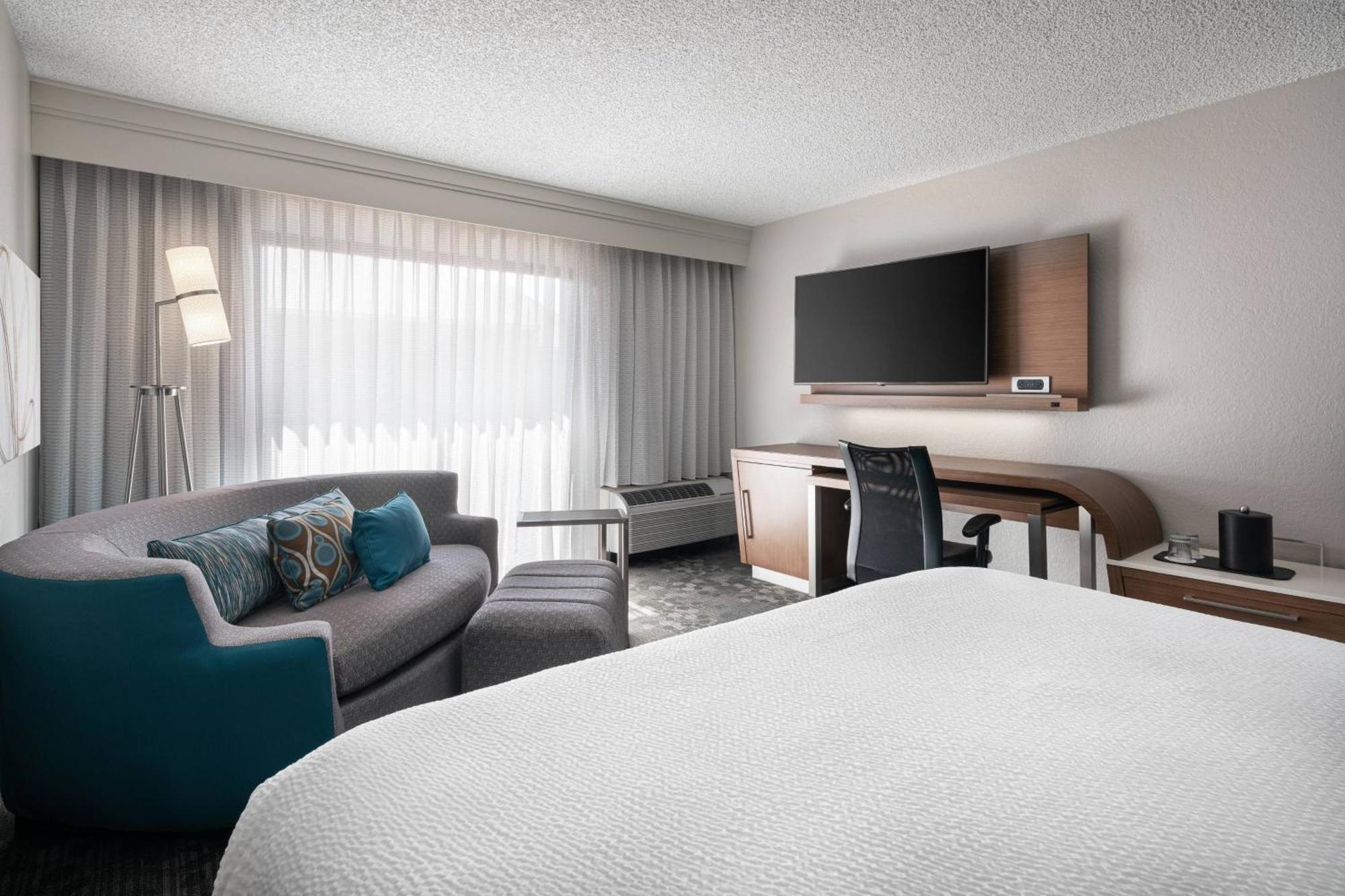 Zimmer mit Kingsize-Bett und Schlafsofa