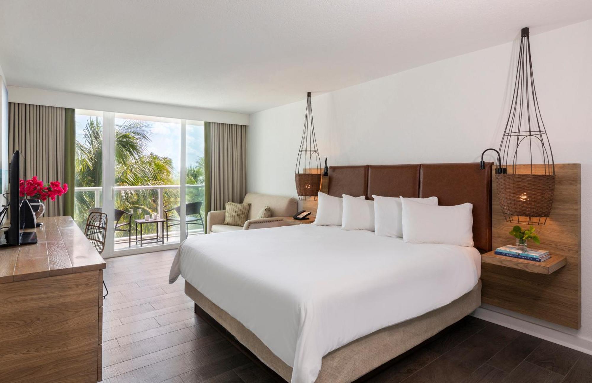 Zimmer mit Kingsize-Bett und seitlichem Meerblick